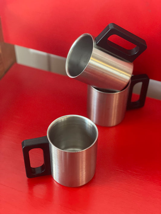 Retro cups in steel with plastic handles