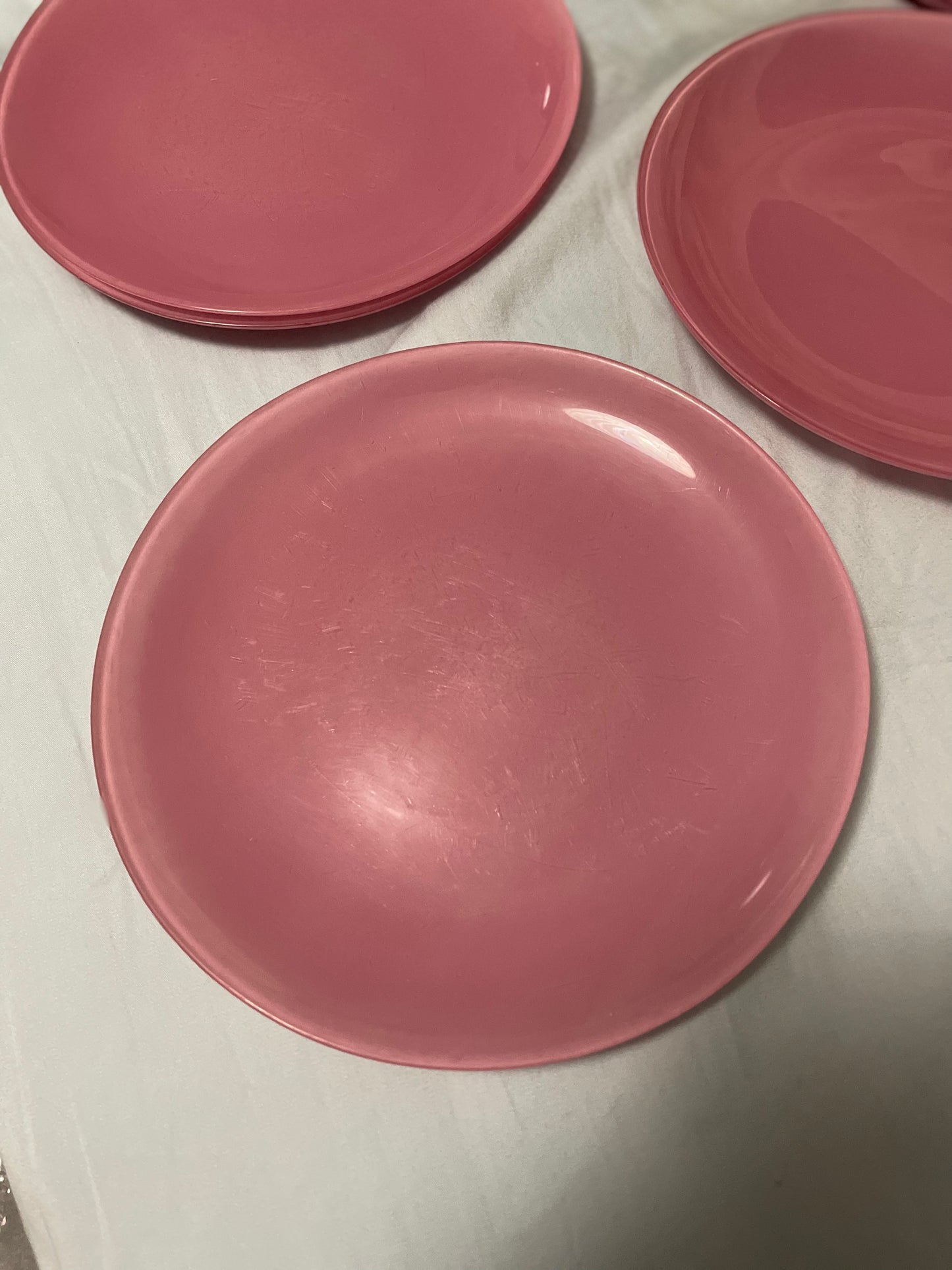 Lyserøde tallerkener i glas