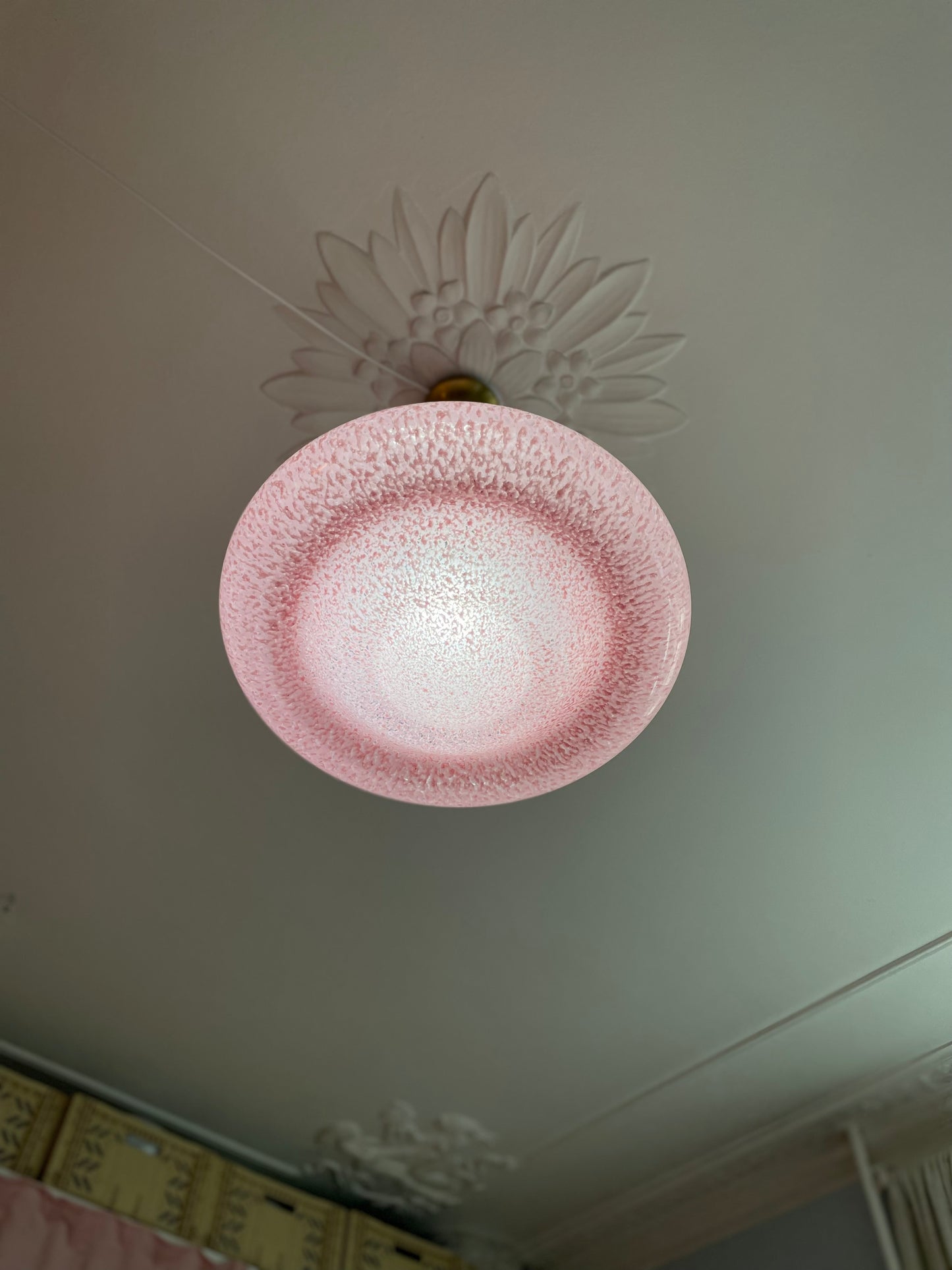 Lyserød spottet vintage Murano pendel med messinggreb