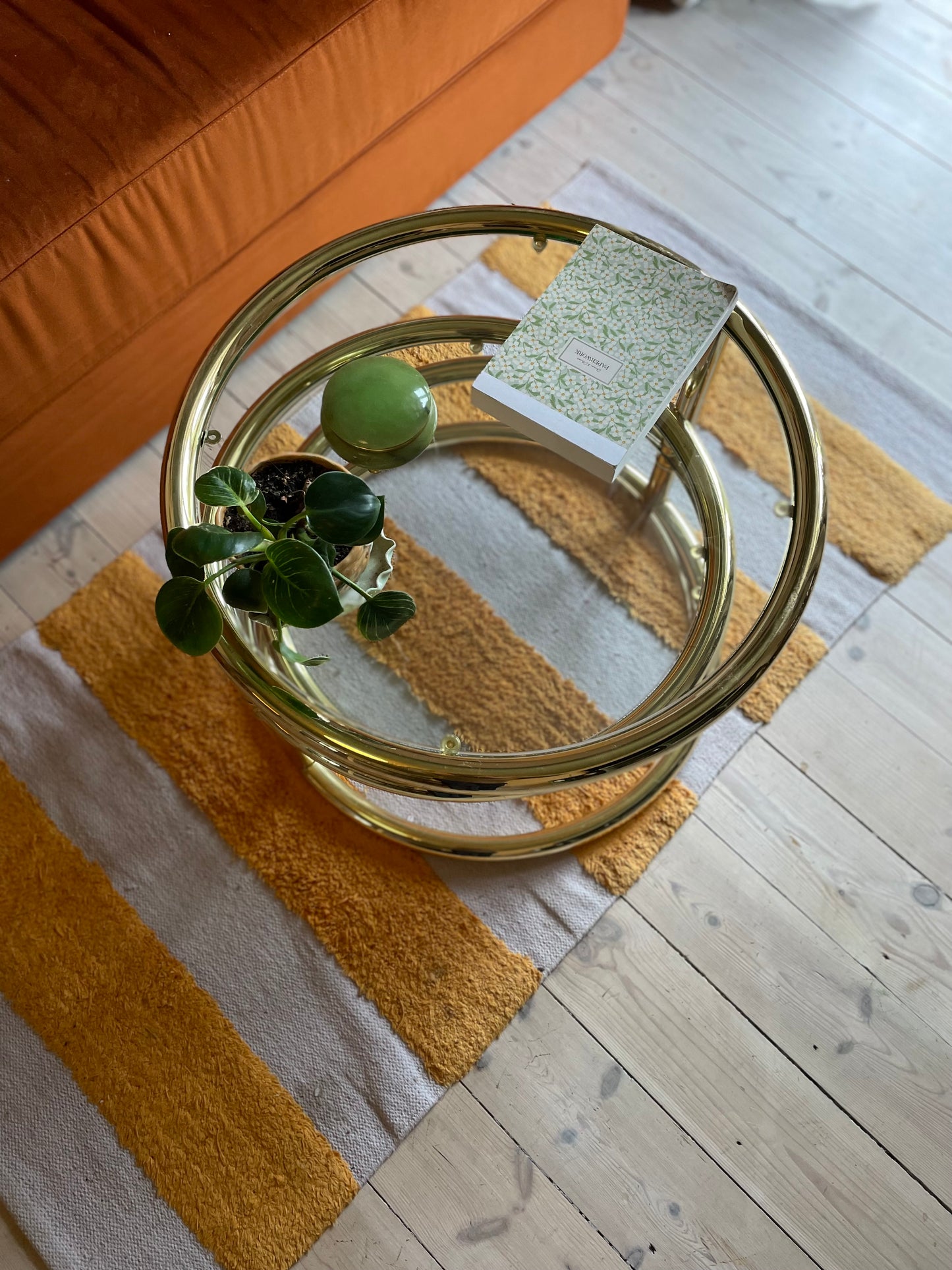 Round swivel glass table in brass