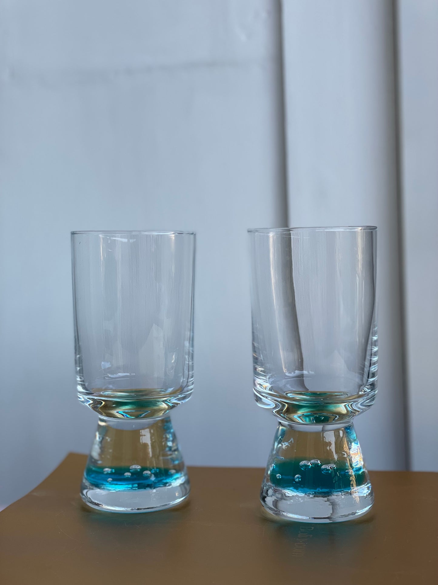 Vandglas med lyseblå bund og bobler