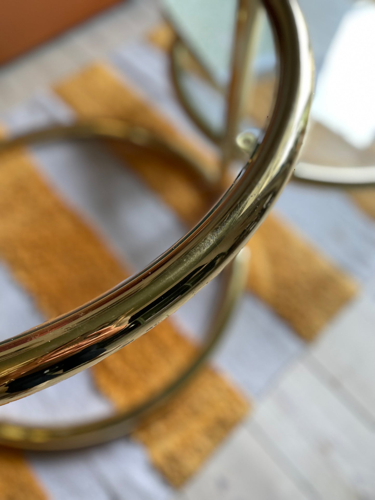 Round swivel glass table in brass