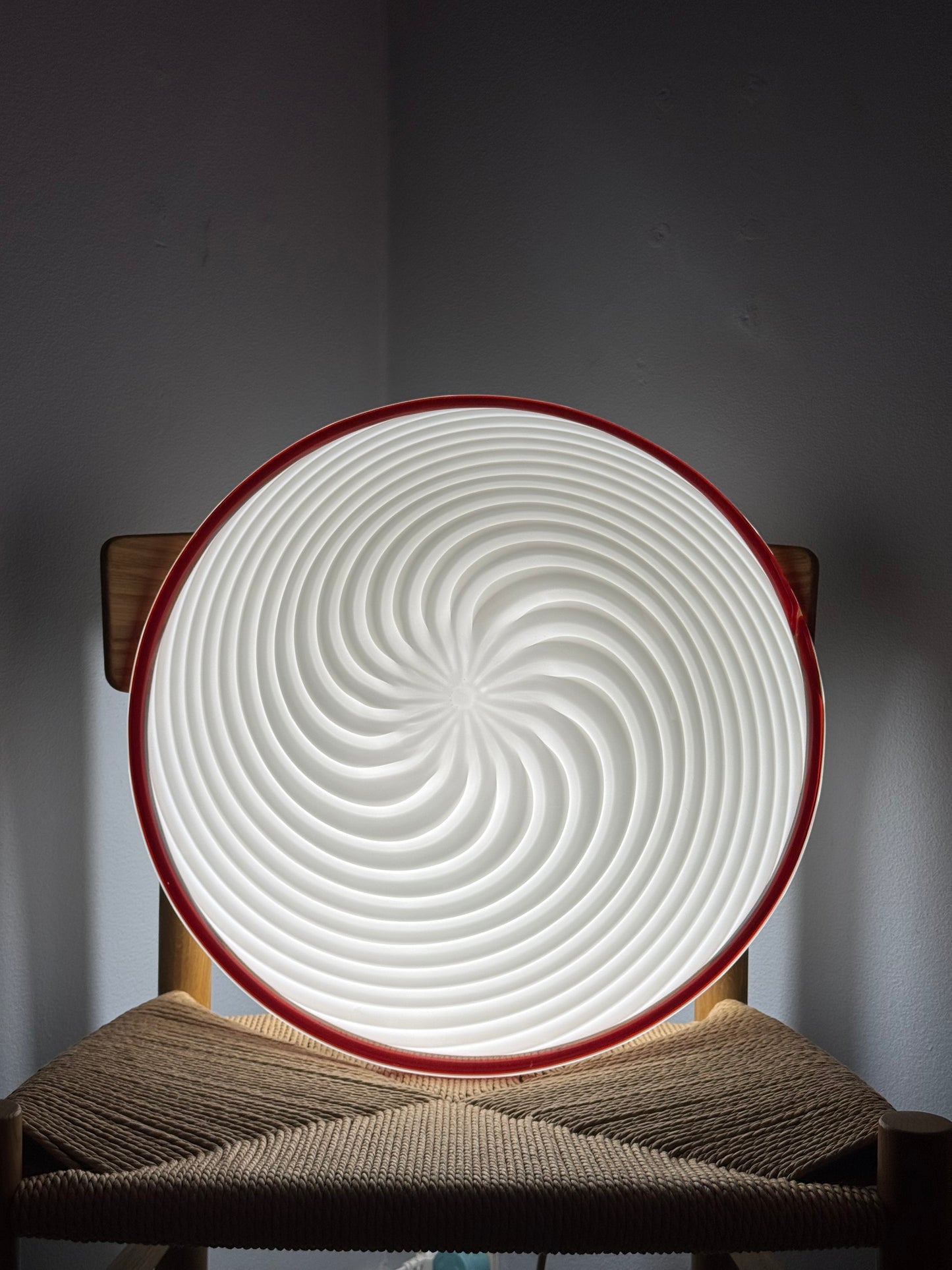 Vintage hvid vetri murano plafond med rød glaskant