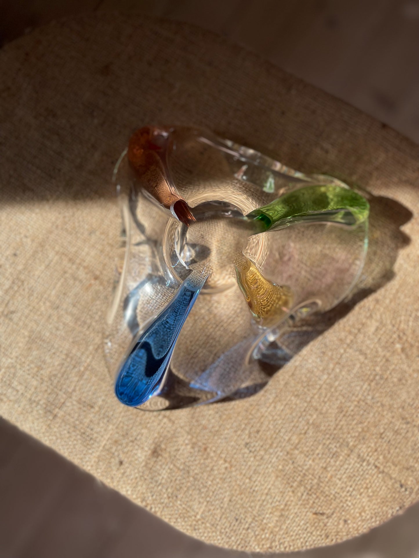 Flerfarvet massiv glasskål