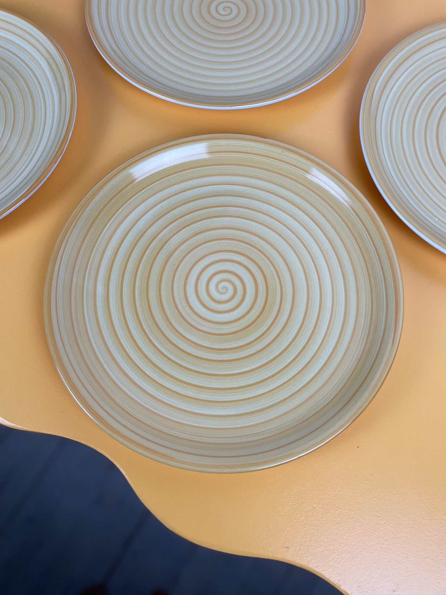 Store gule italienske middagstallerkener med swirl
