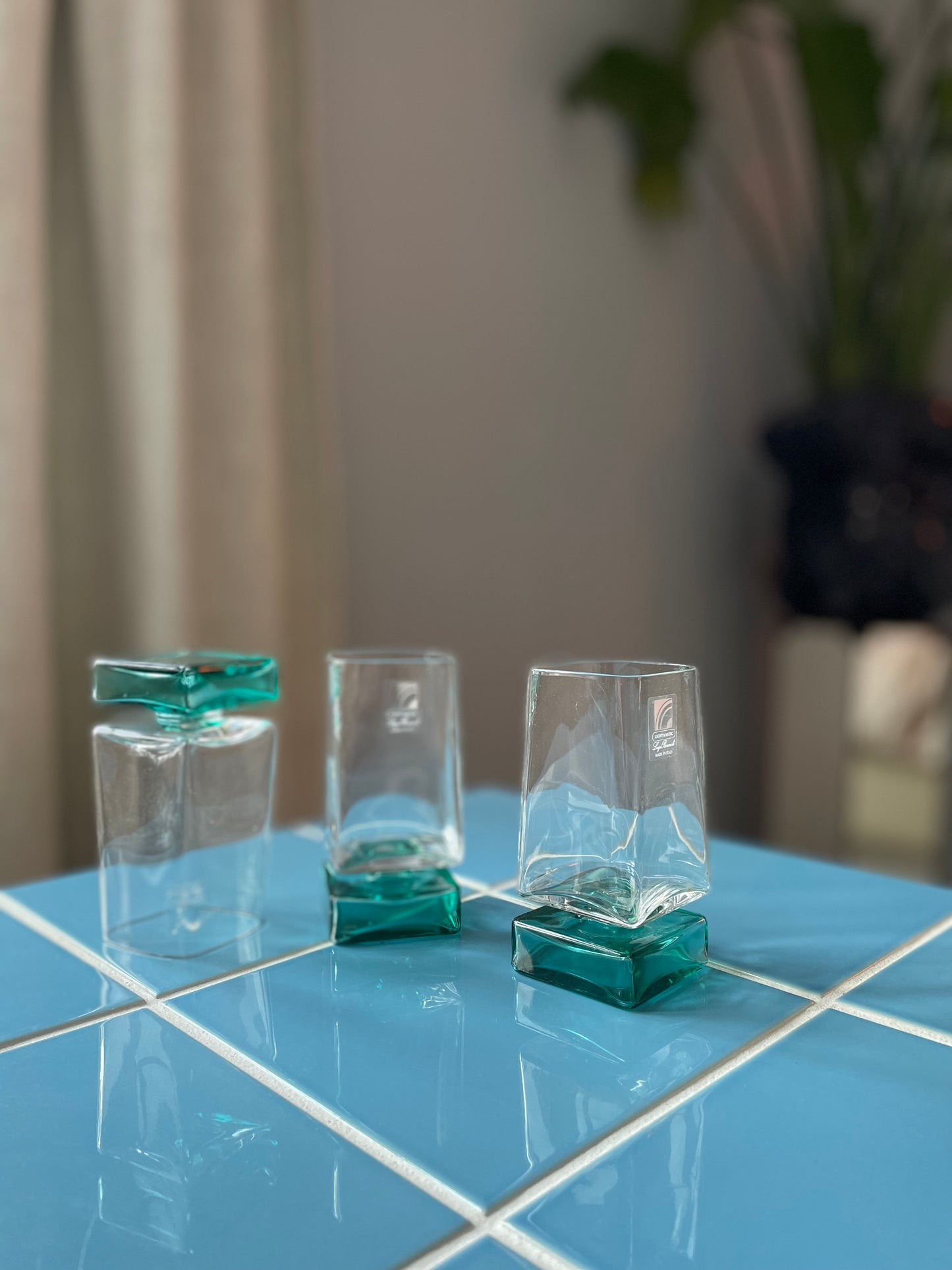 Vandglas med høj grøn firkantet fod