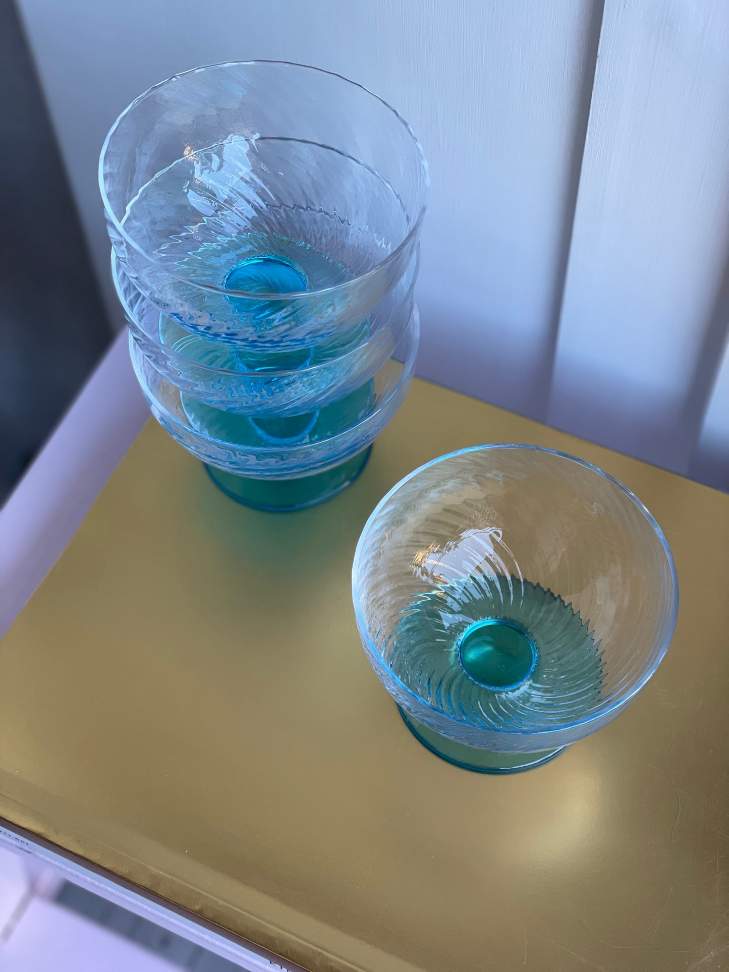 Italienske coupes med swirl og blå fod