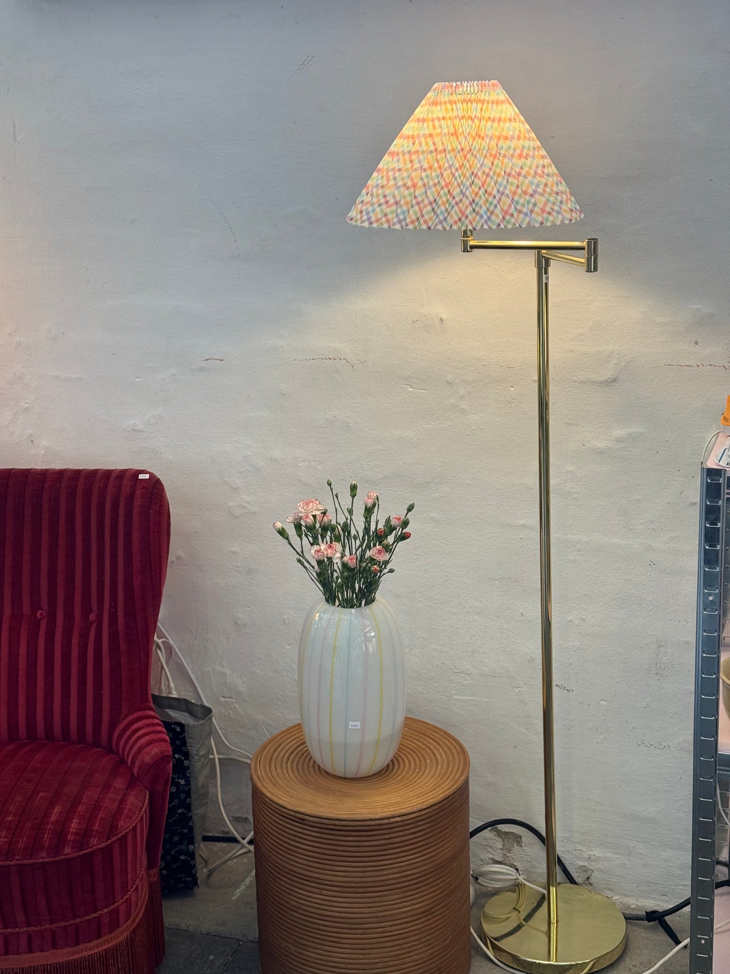 Standerlampe i messing med ternet skærm