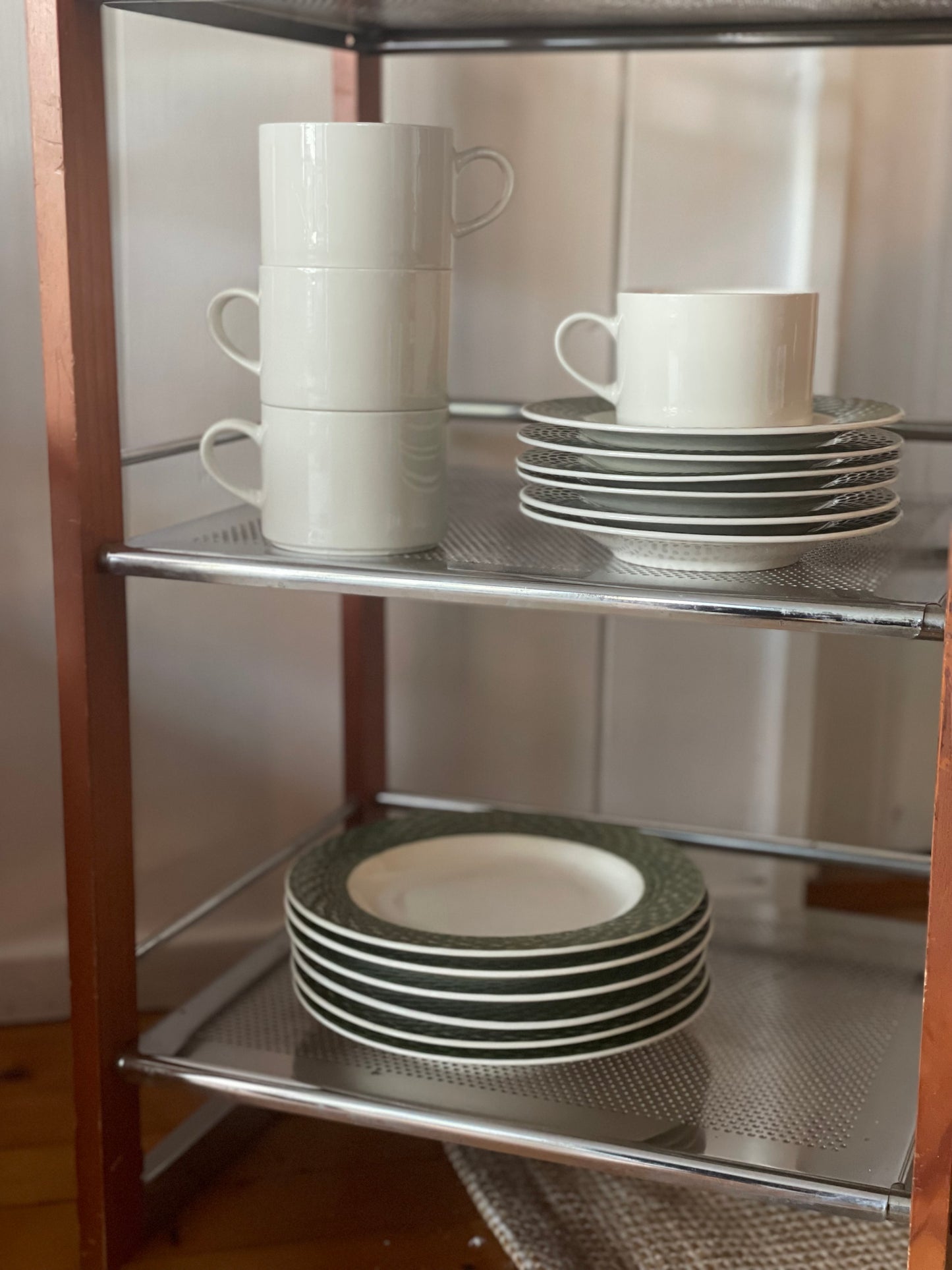 Lunch plates with green braided edge