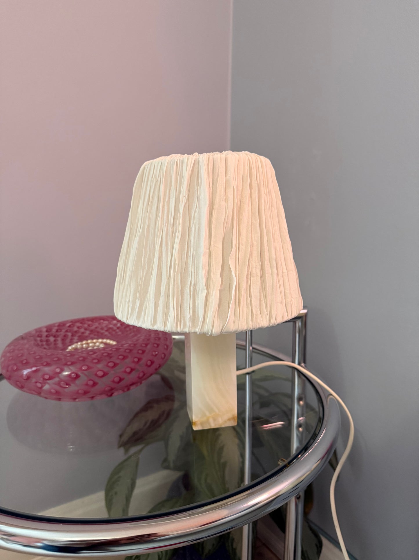 Marmor lampe med hvid skærm i stof