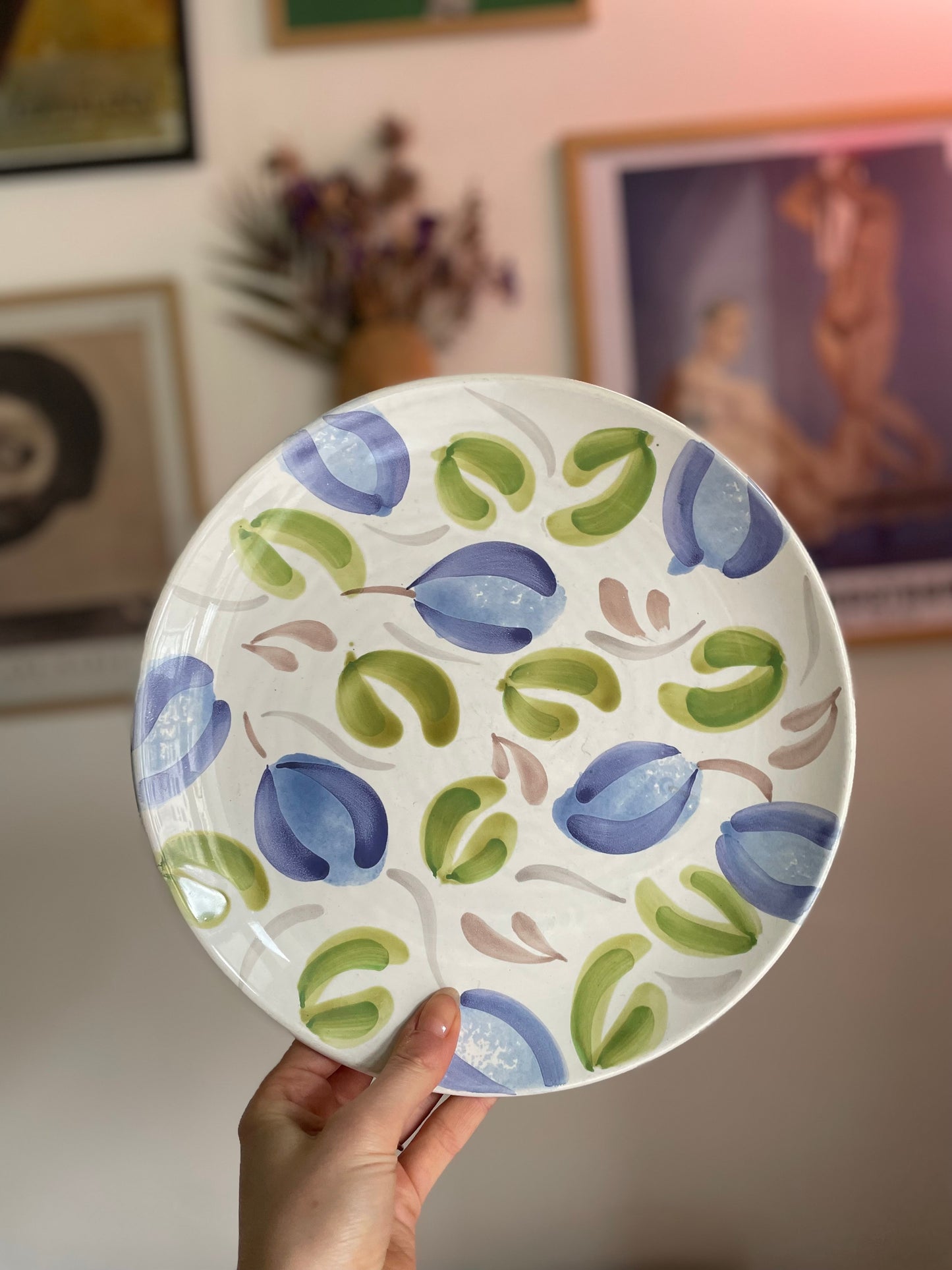 Store tallerkener eller fade med blommer