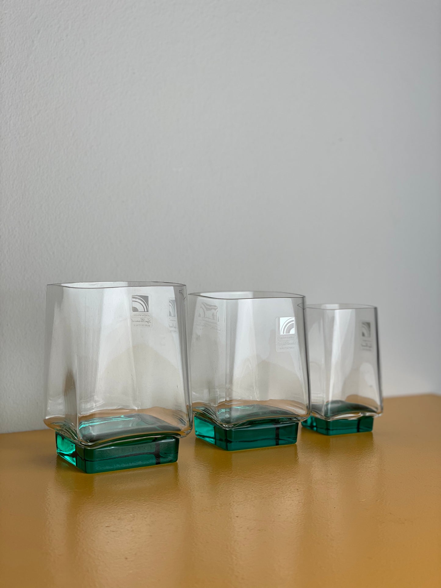 Italienske glas med firkantet grøn fod