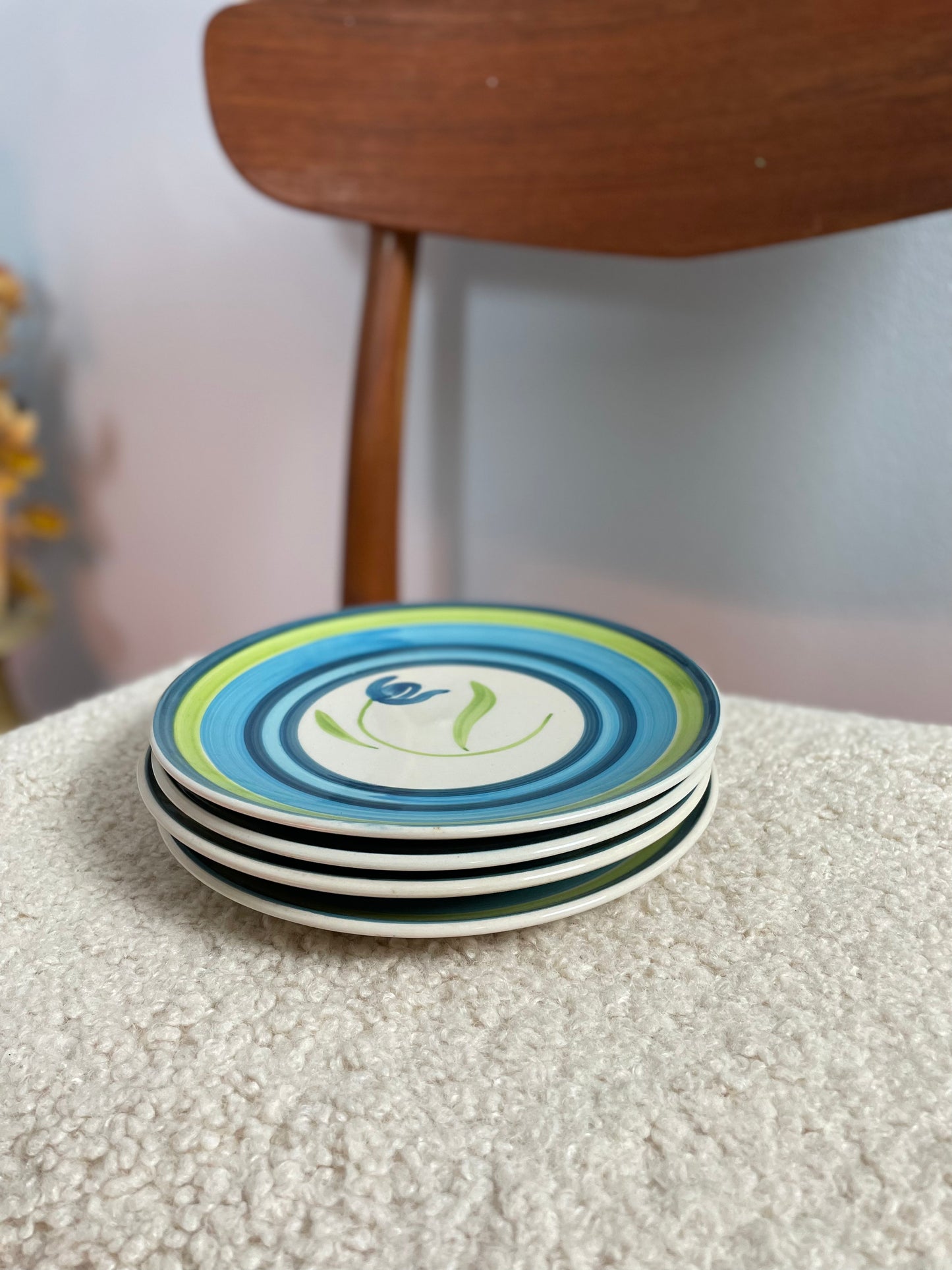 Blå og grønne frokosttallerkener med blomst