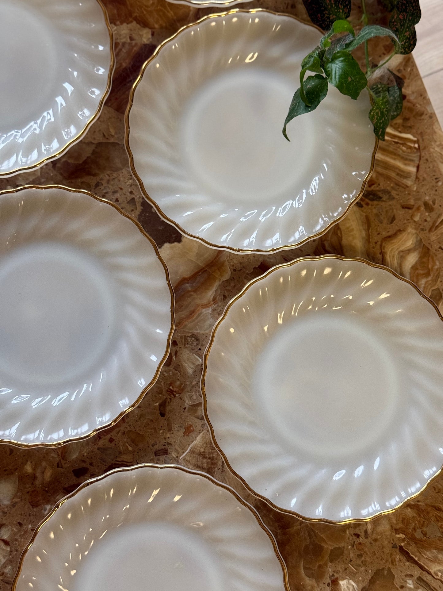 Anchor Hocking kagetallerkener i mælkehvidt opalglas