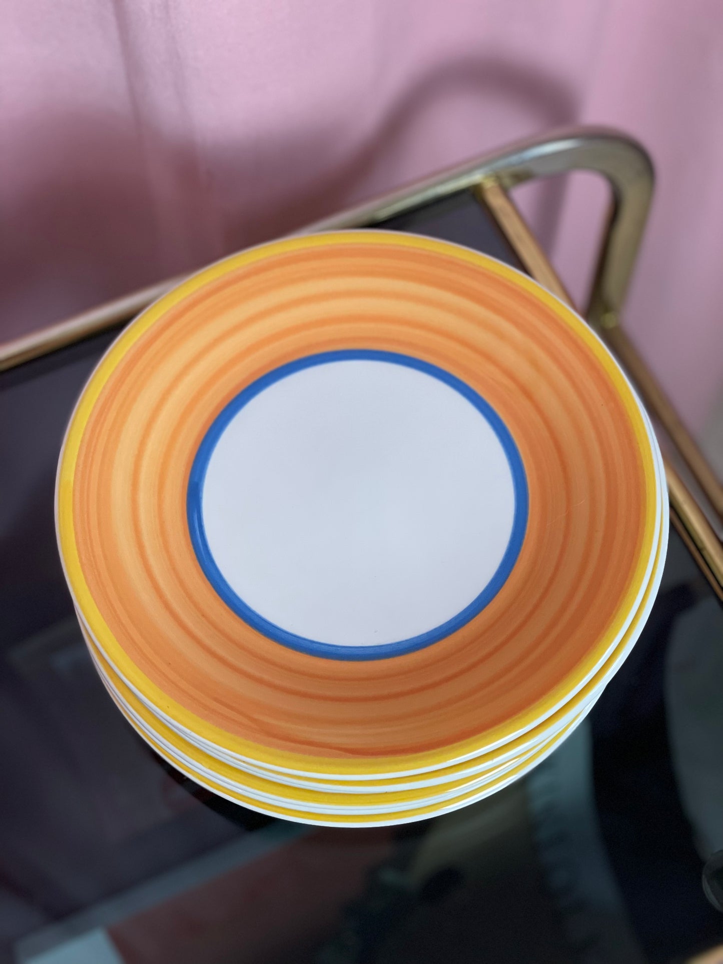 Frokosttallerkener med orange penselstrøg