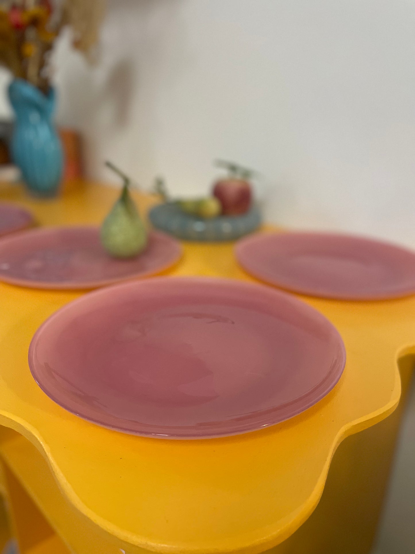 Lyserøde tallerkener i glas
