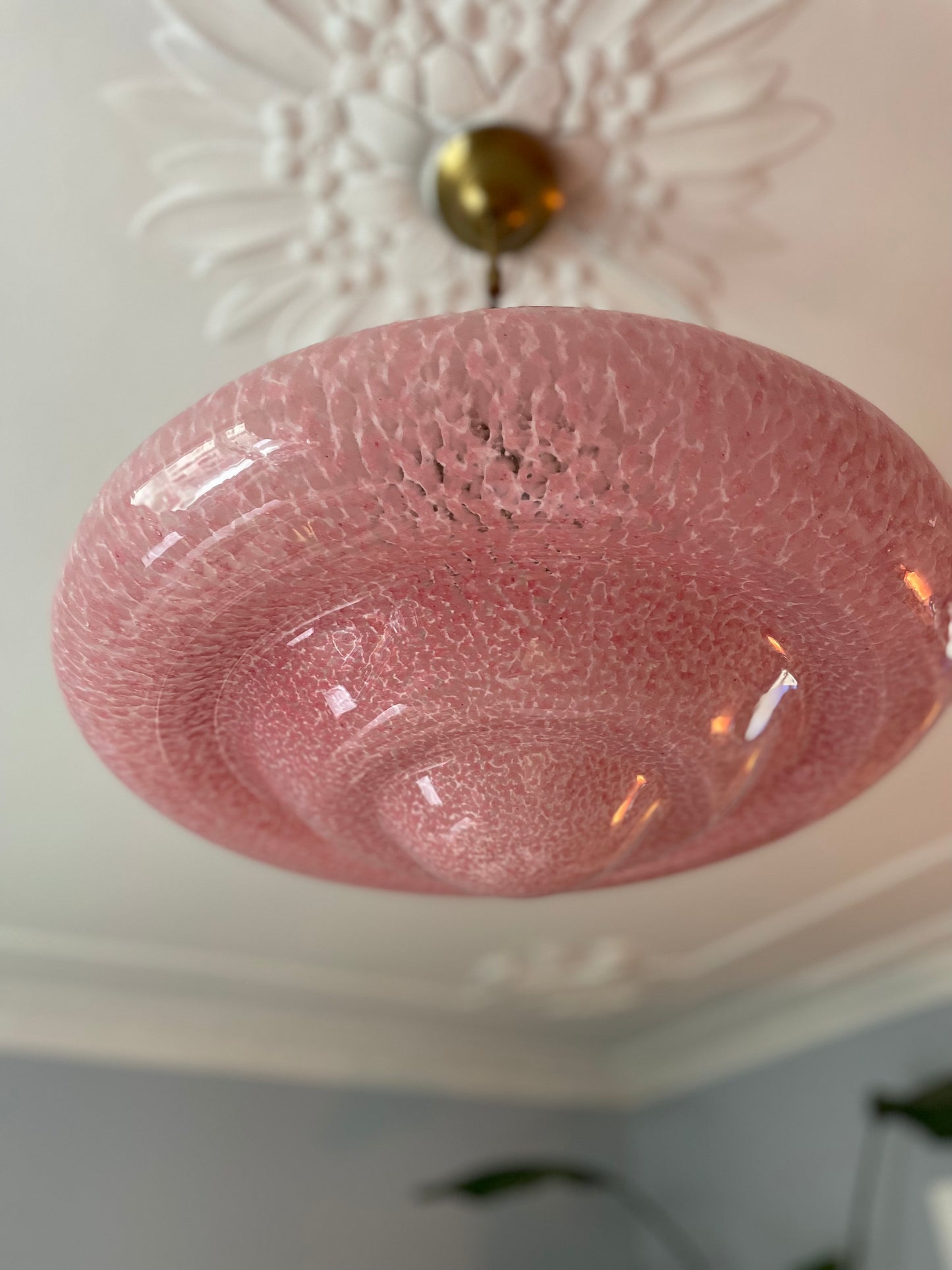Lyserød spottet vintage Murano pendel med messinggreb