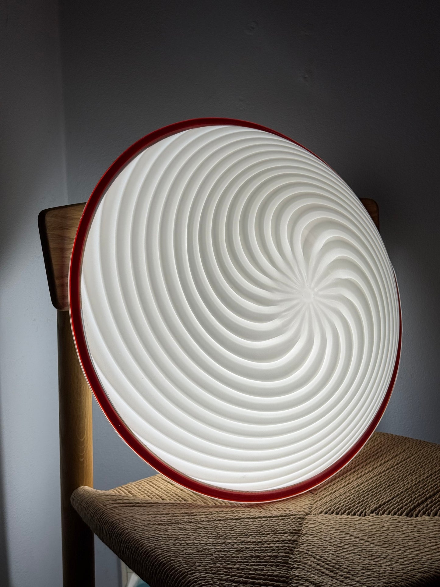 Vintage hvid vetri murano plafond med rød glaskant