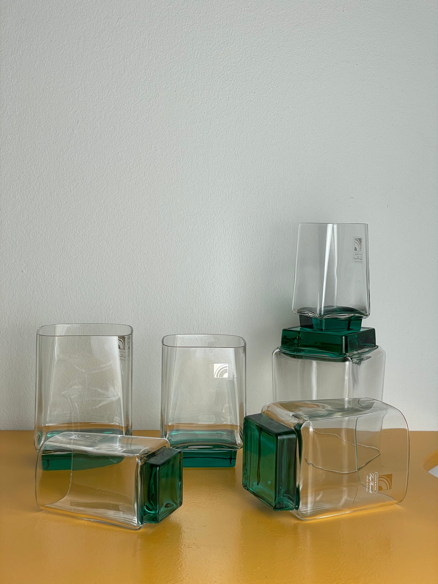 Italienske glas med firkantet grøn fod