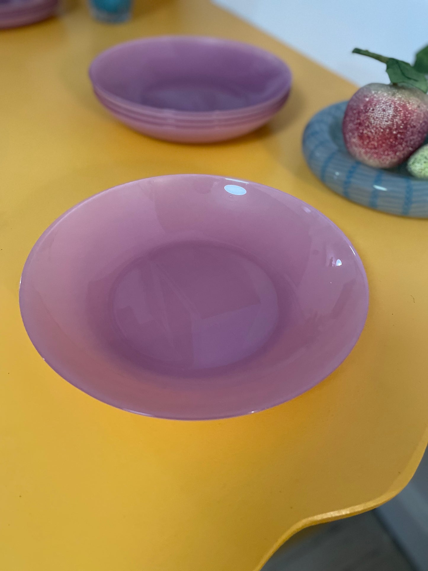 Lyserøde dybe tallerkener i glas