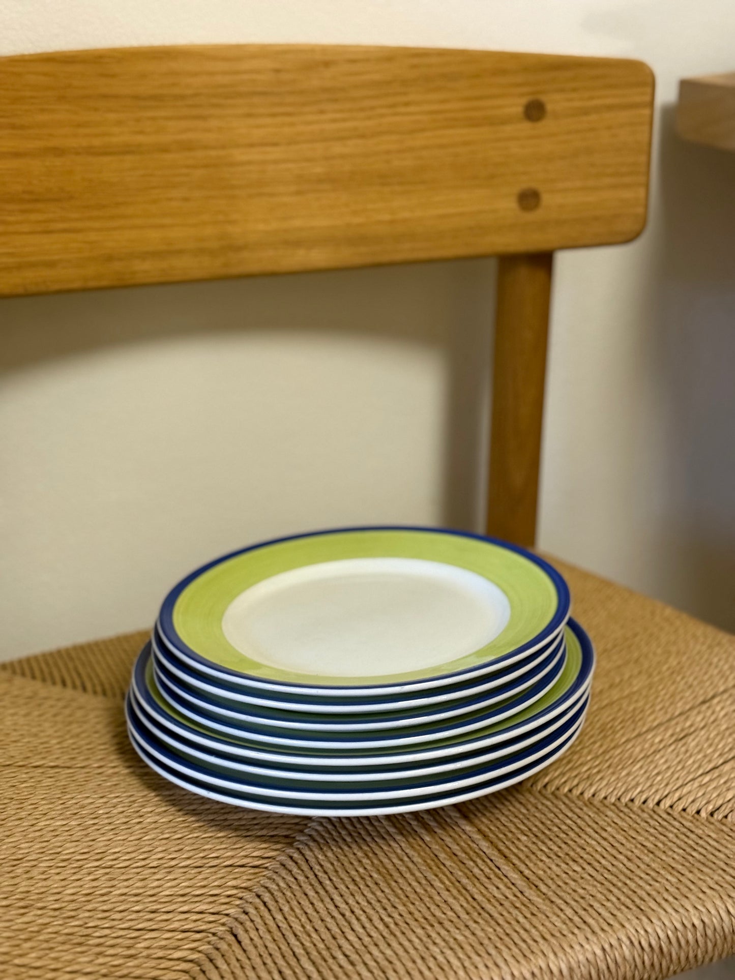 Frokost og middagstallerkener med grøn og blå kant