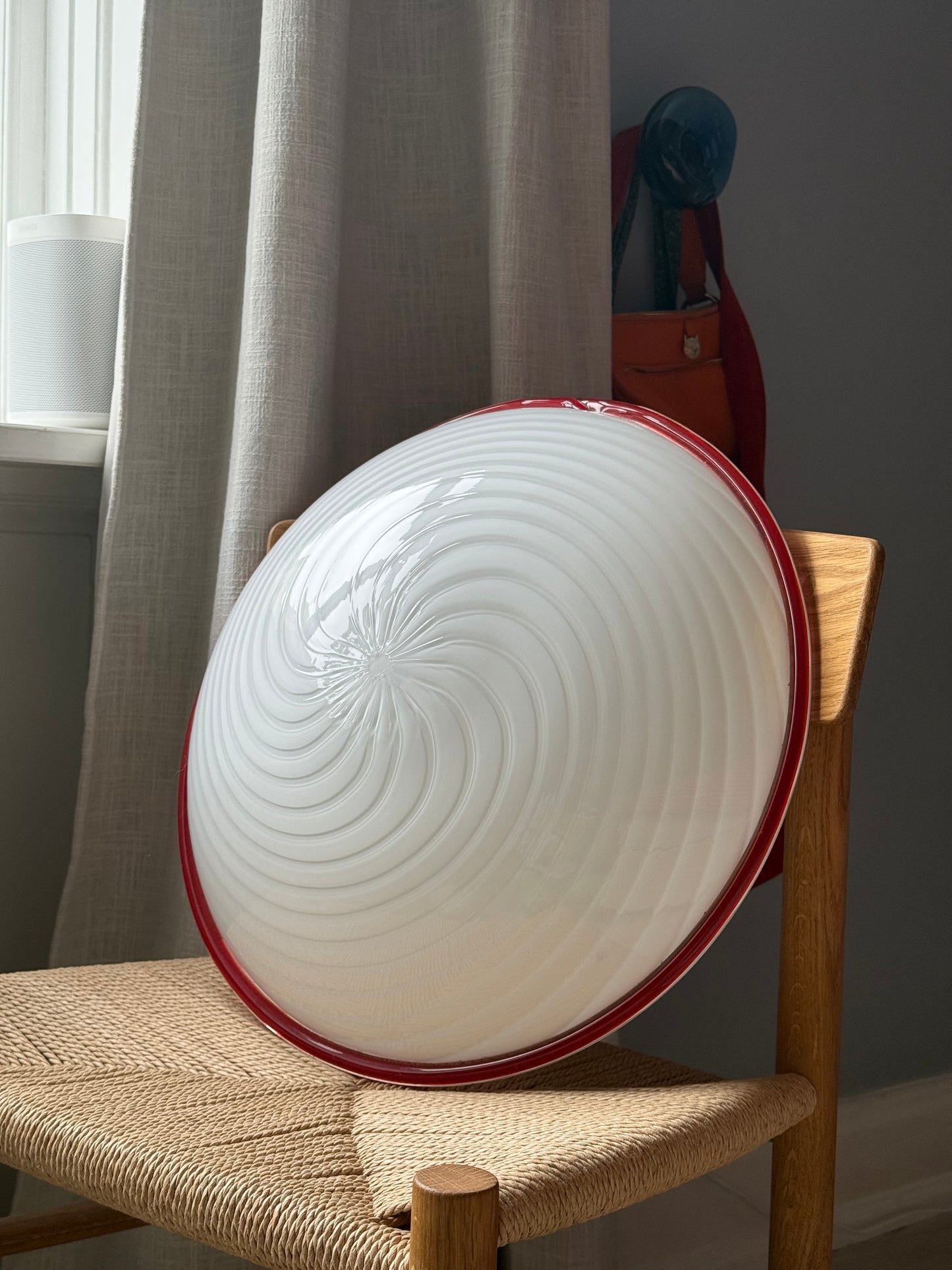 Vintage hvid vetri murano plafond med rød glaskant