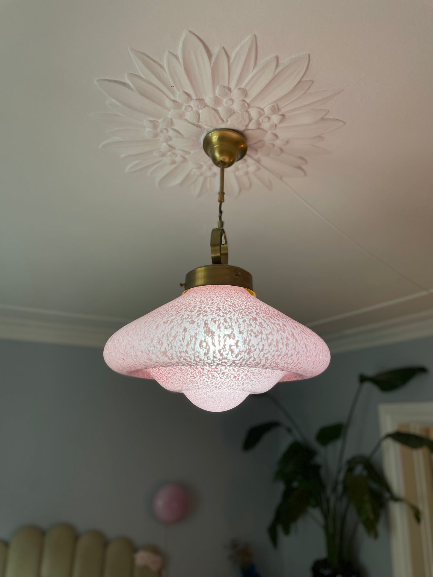 Lyserød spottet vintage Murano pendel med messinggreb