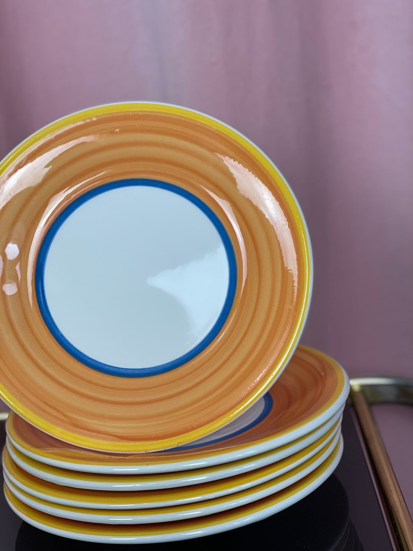 Frokosttallerkener med orange penselstrøg