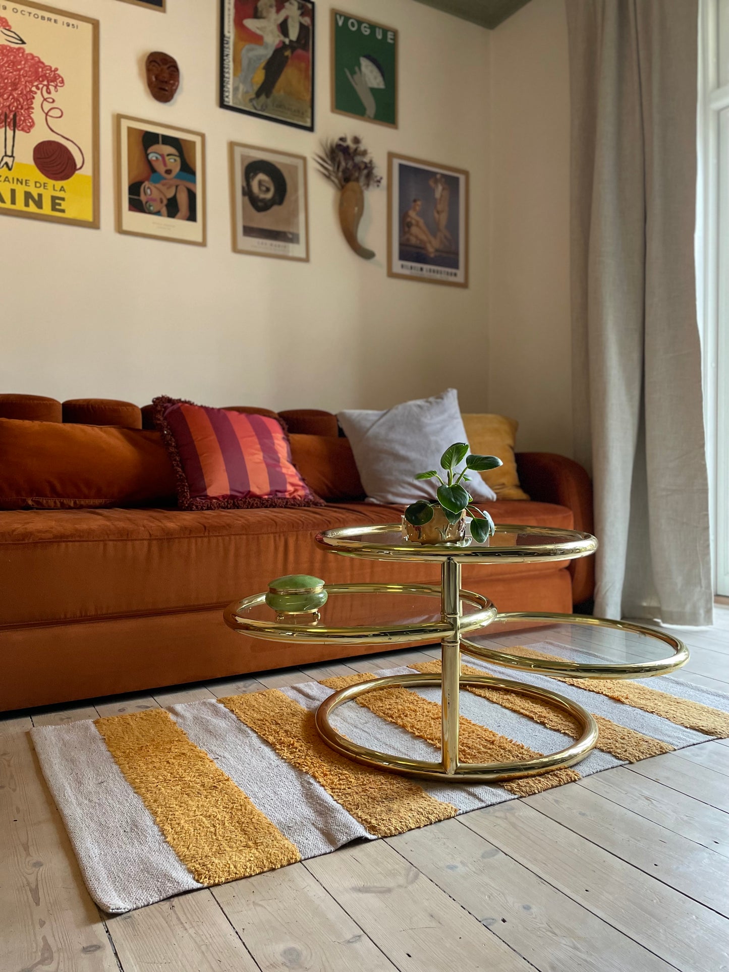 Round swivel glass table in brass