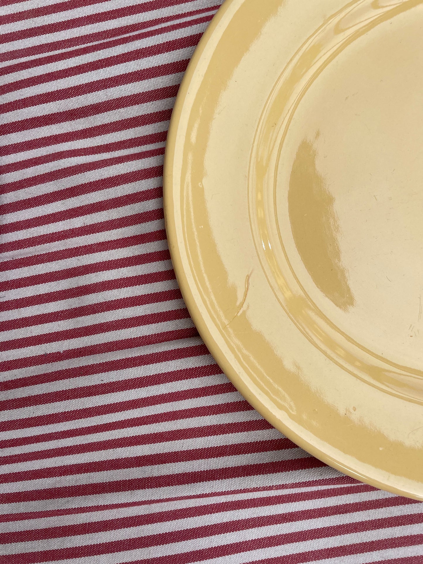 Gule engelske middagstallerkener