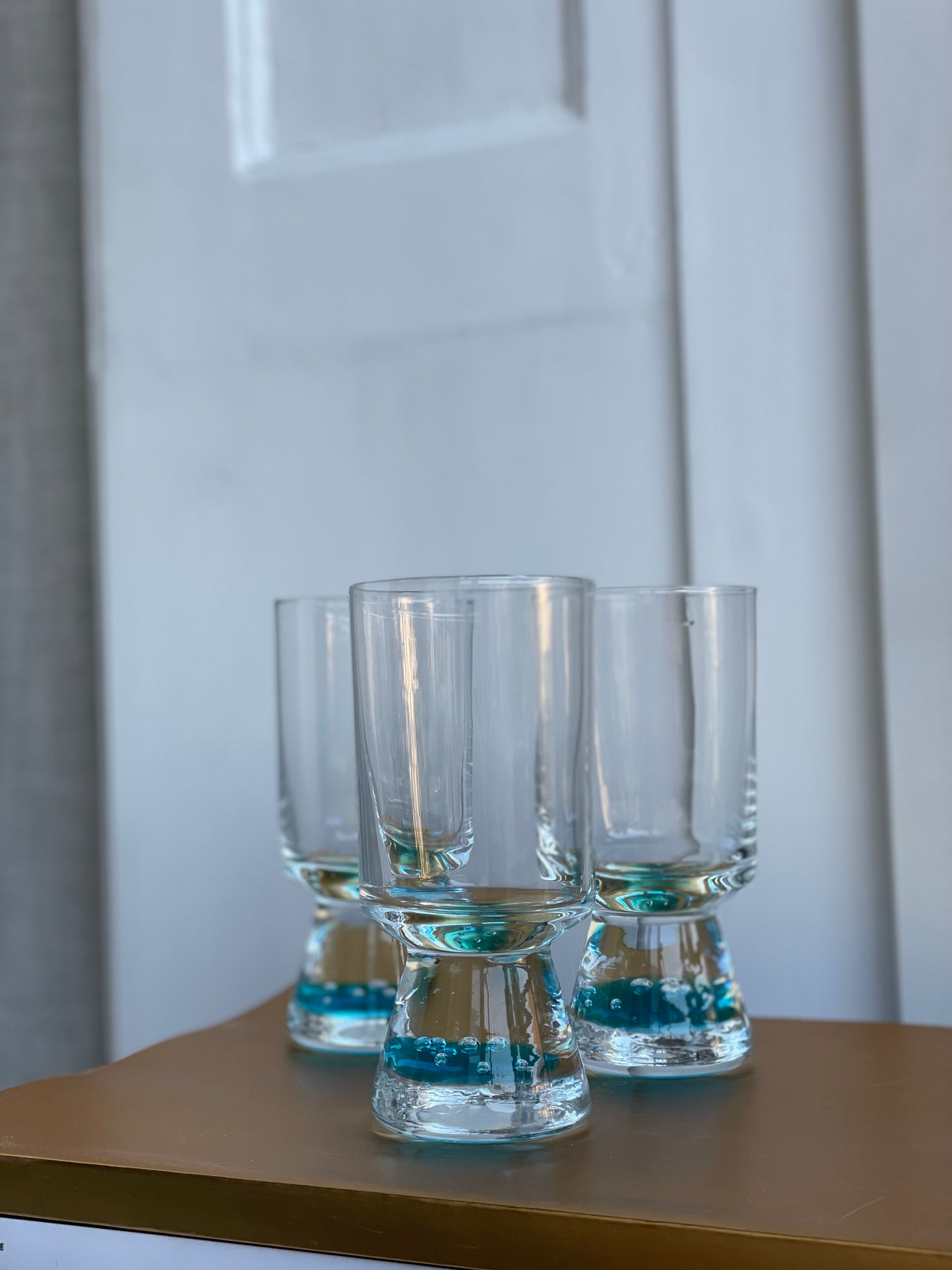 Vandglas med lyseblå bund og bobler