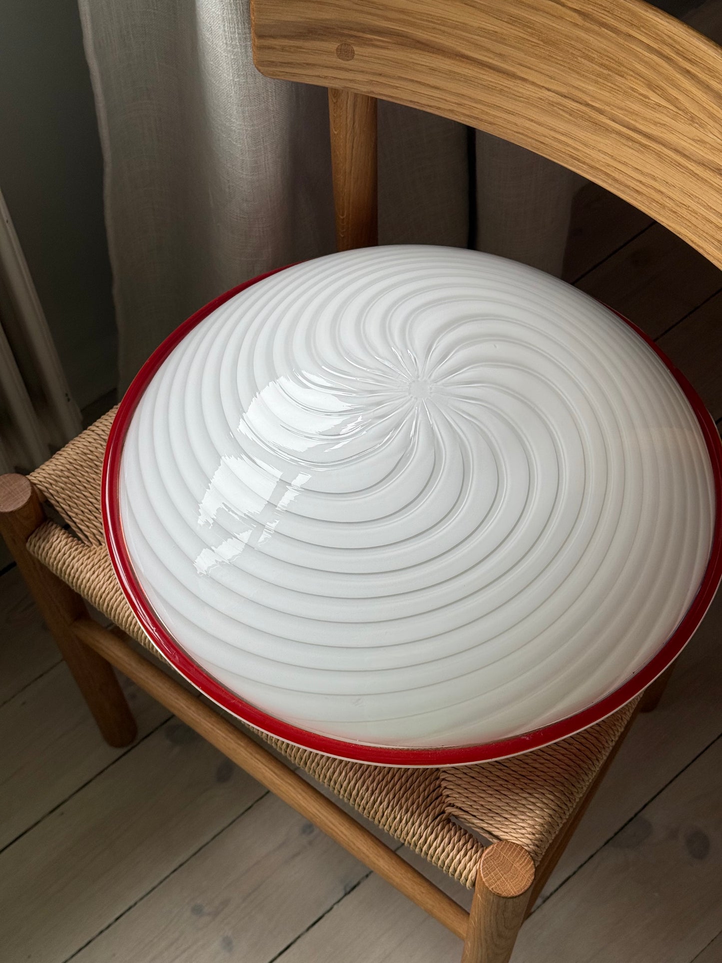 Vintage hvid vetri murano plafond med rød glaskant