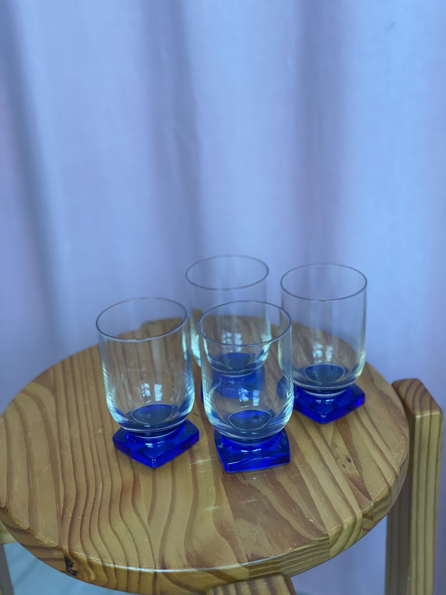 Vandglas med blå firkantet fod