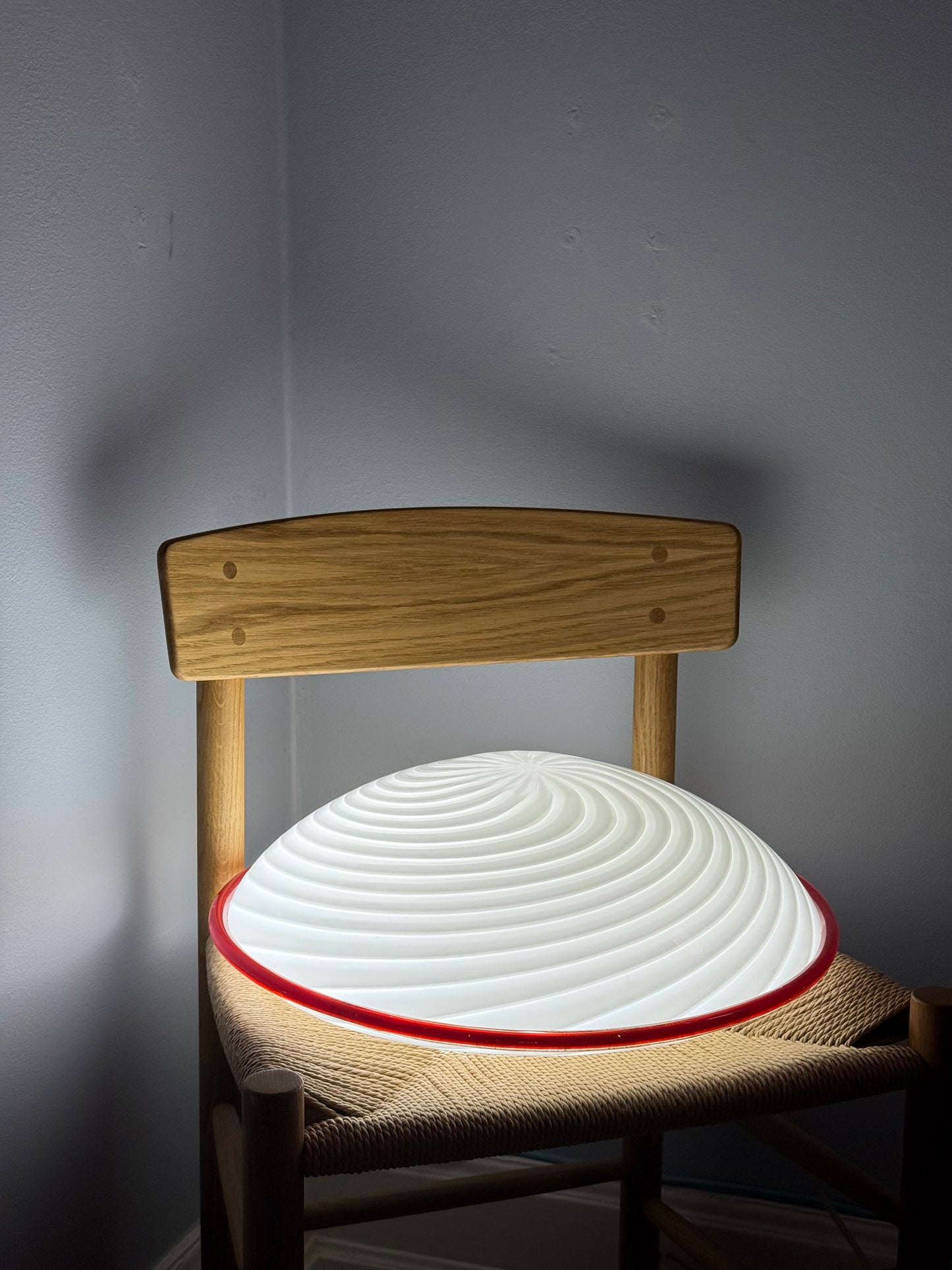 Vintage hvid vetri murano plafond med rød glaskant