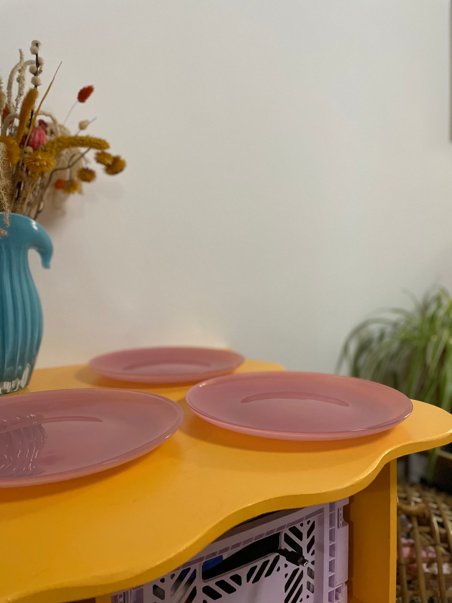 Lyserøde tallerkener i glas