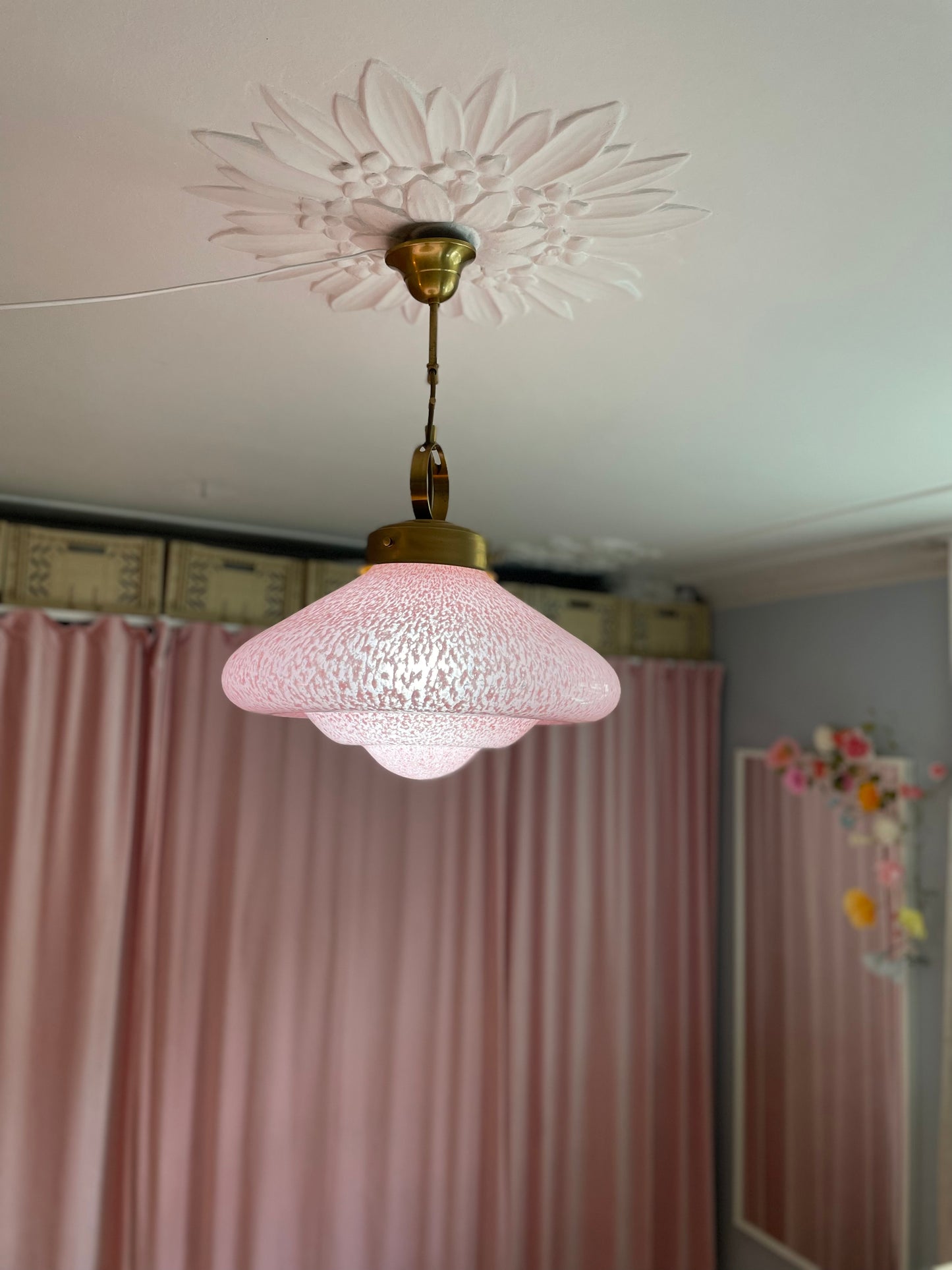 Lyserød spottet vintage Murano pendel med messinggreb