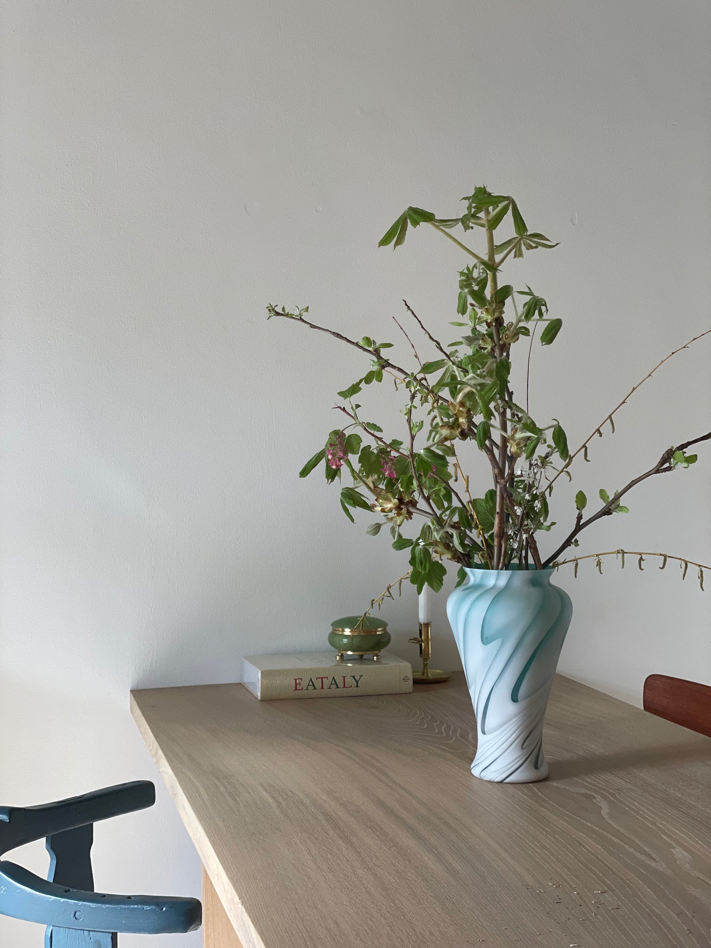 Italiensk grøn og hvid vase med swirl effekt