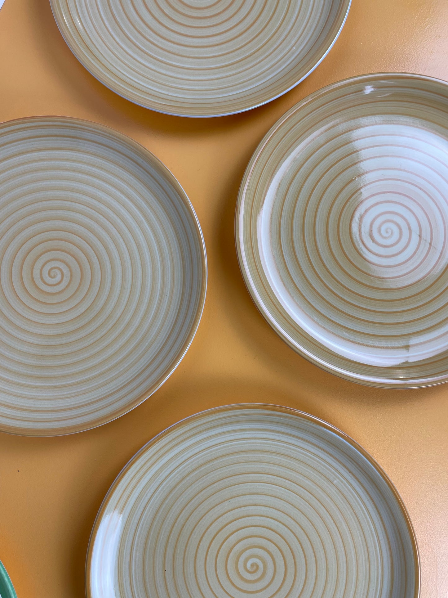 Store gule italienske middagstallerkener med swirl