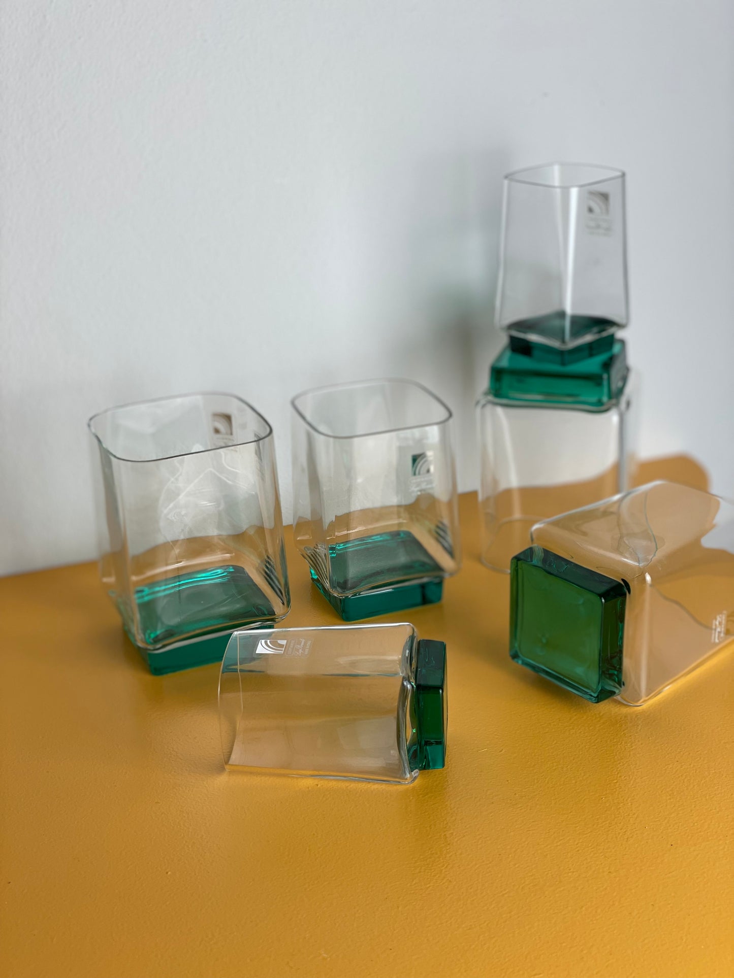 Italienske glas med firkantet grøn fod