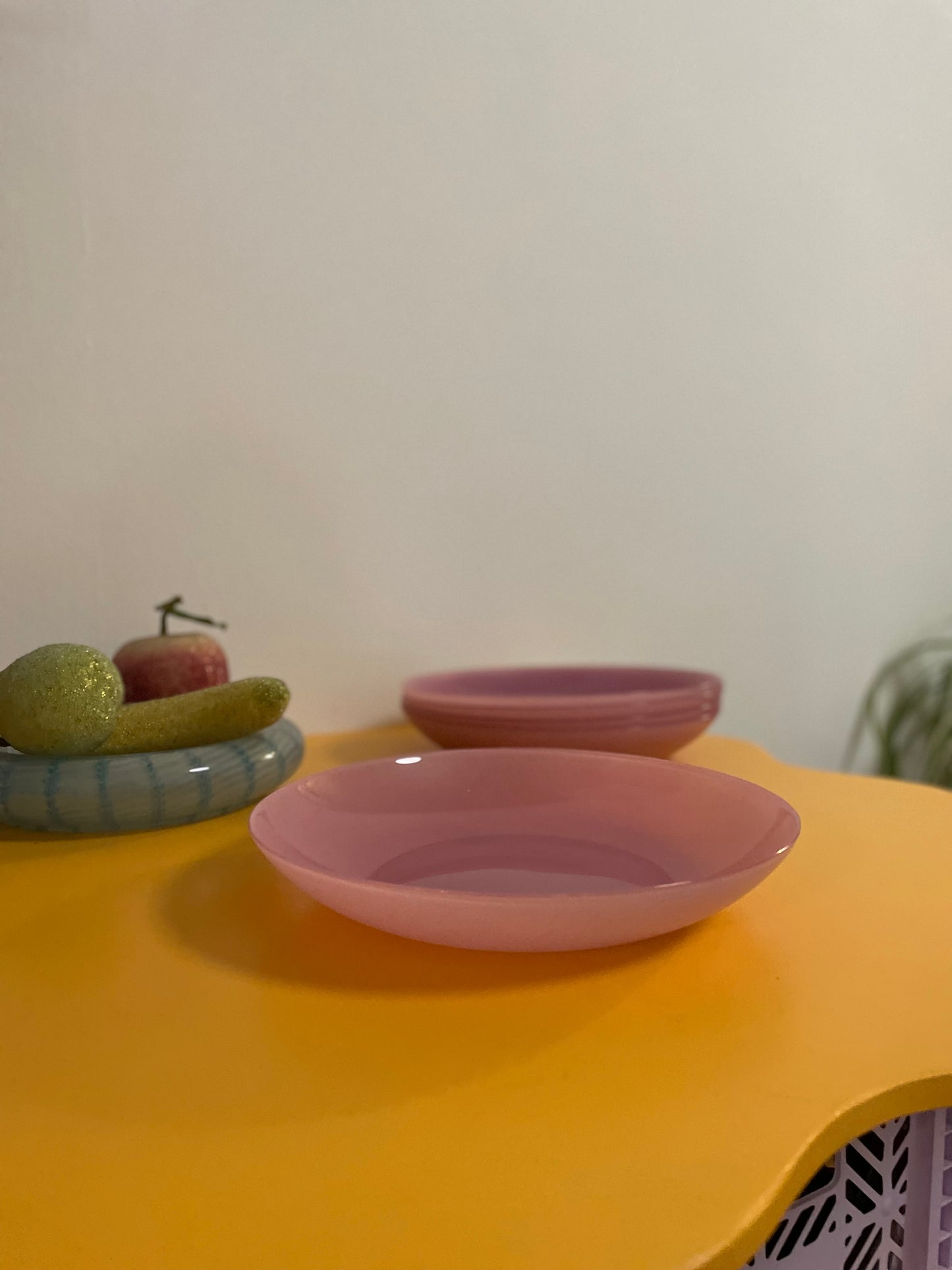 Lyserøde dybe tallerkener i glas