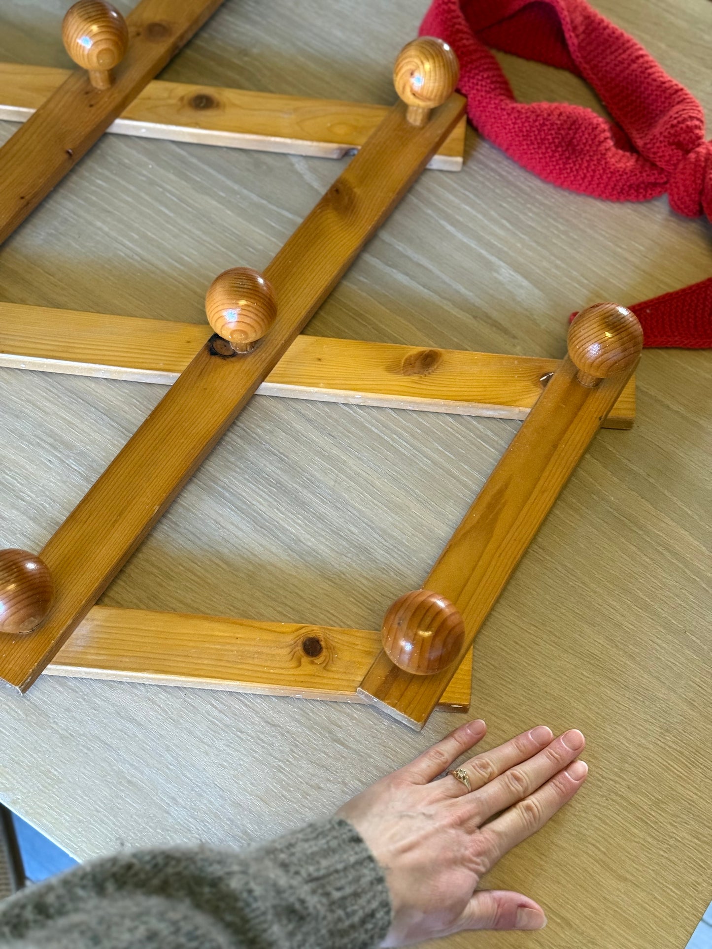 Sakseknagerække i fyrretræ