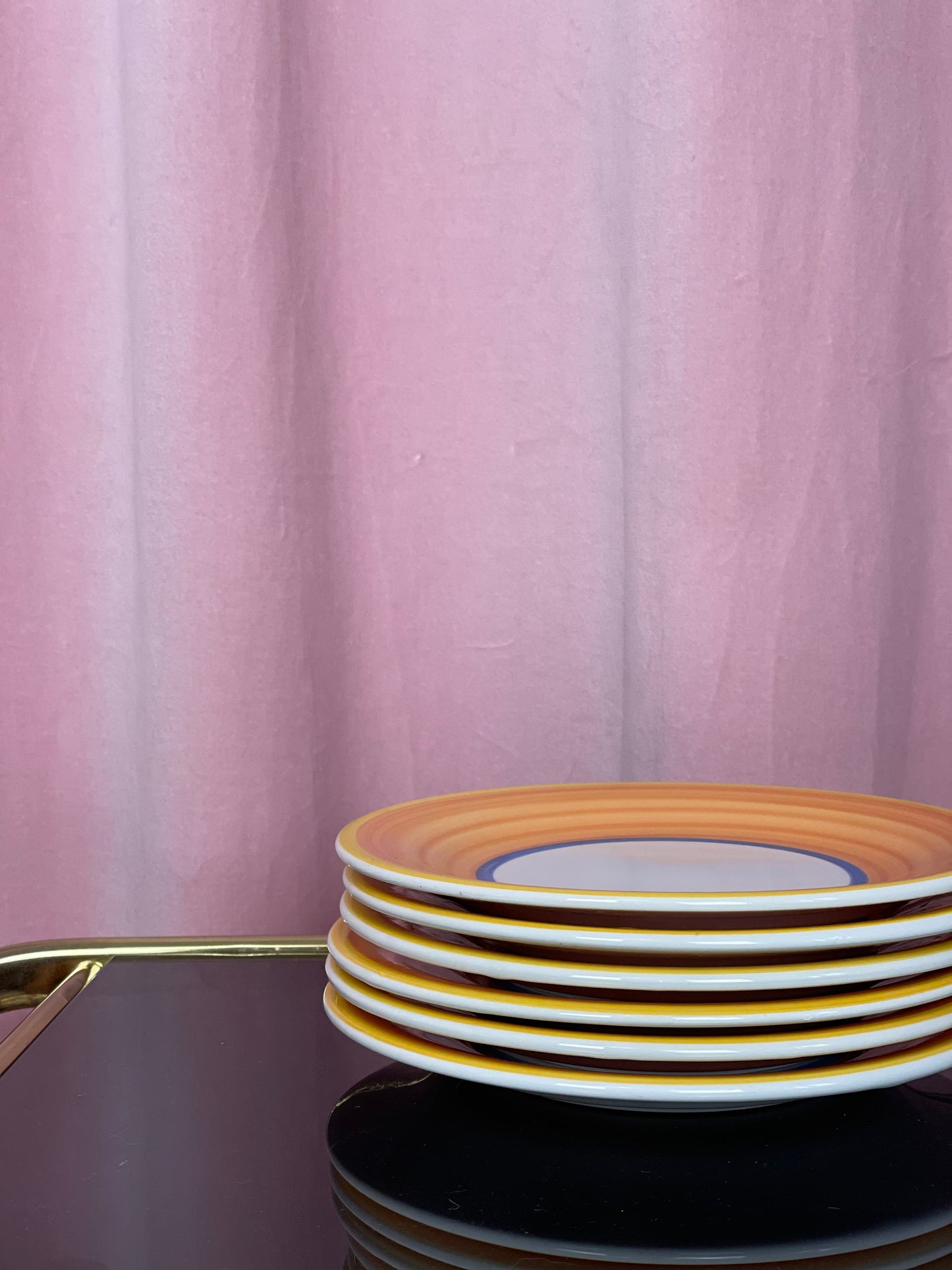 Frokosttallerkener med orange penselstrøg