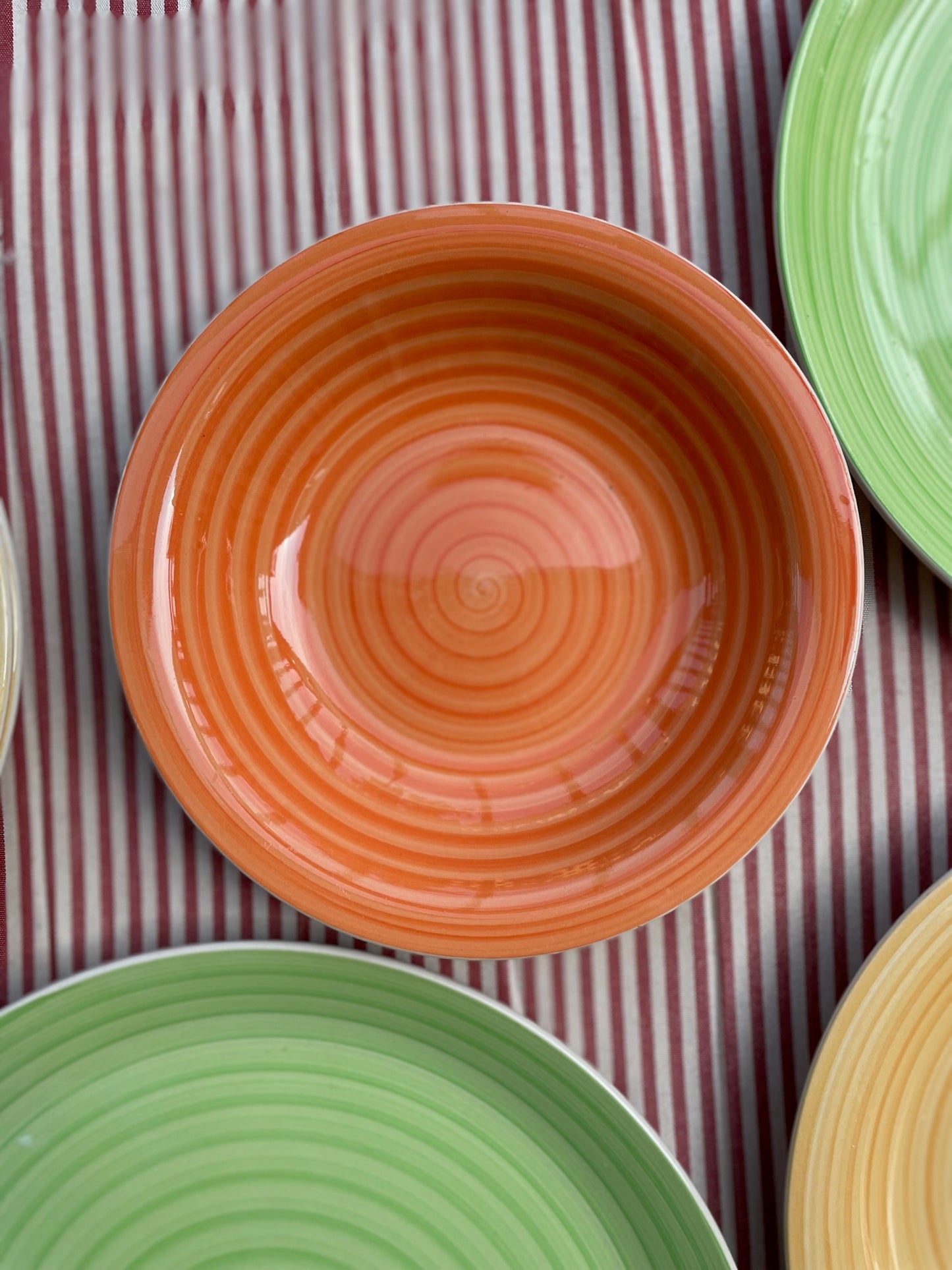 Dyb orange tallerken med swirl