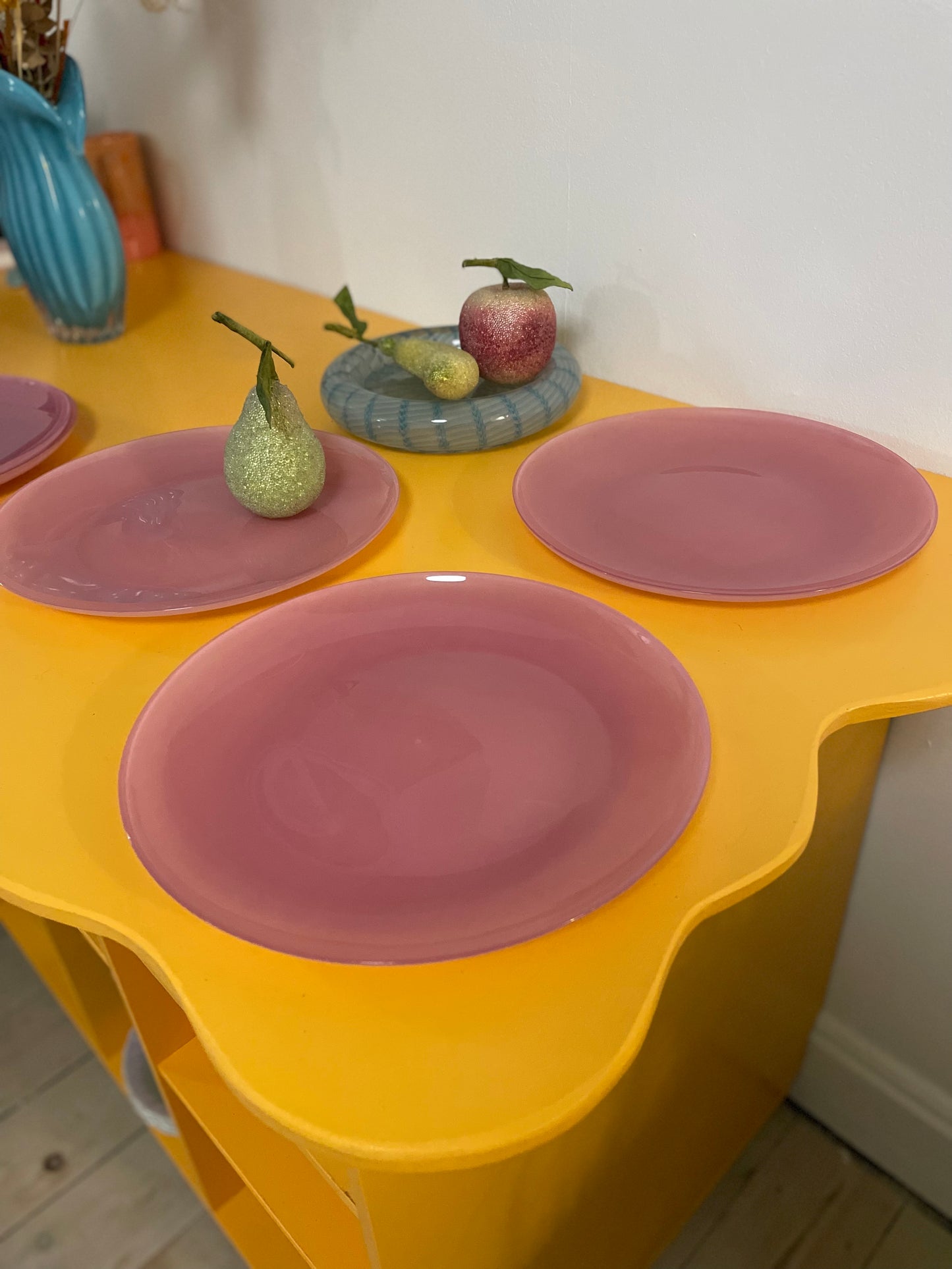 Lyserøde tallerkener i glas