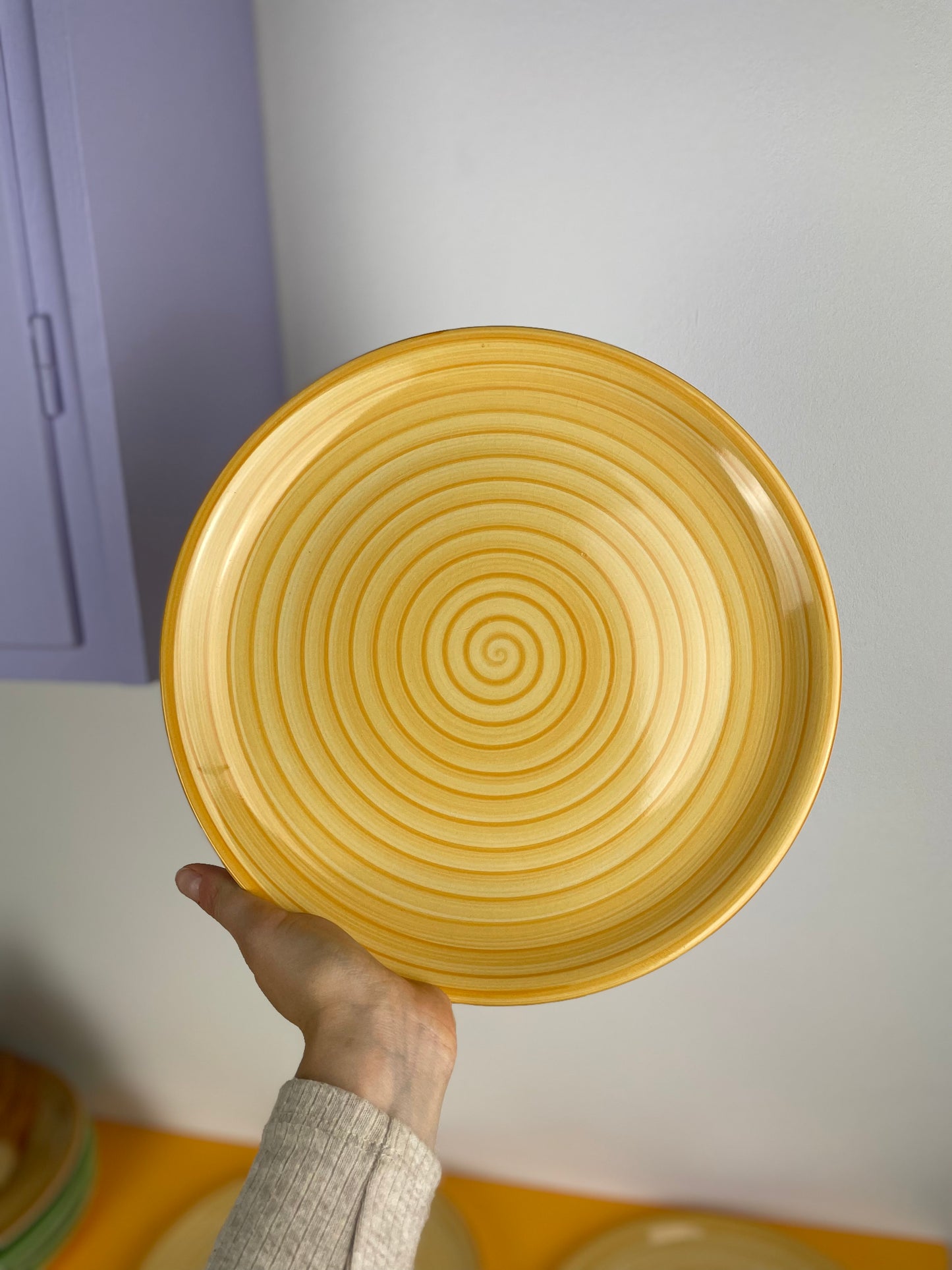 Store gule italienske middagstallerkener med swirl