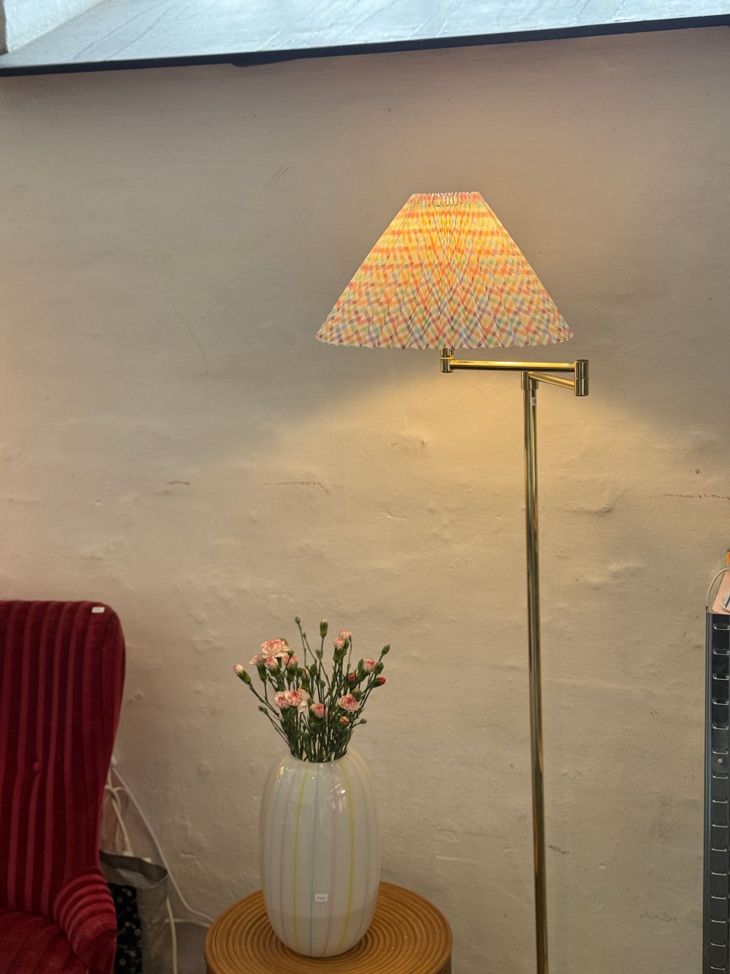 Standerlampe i messing med ternet skærm