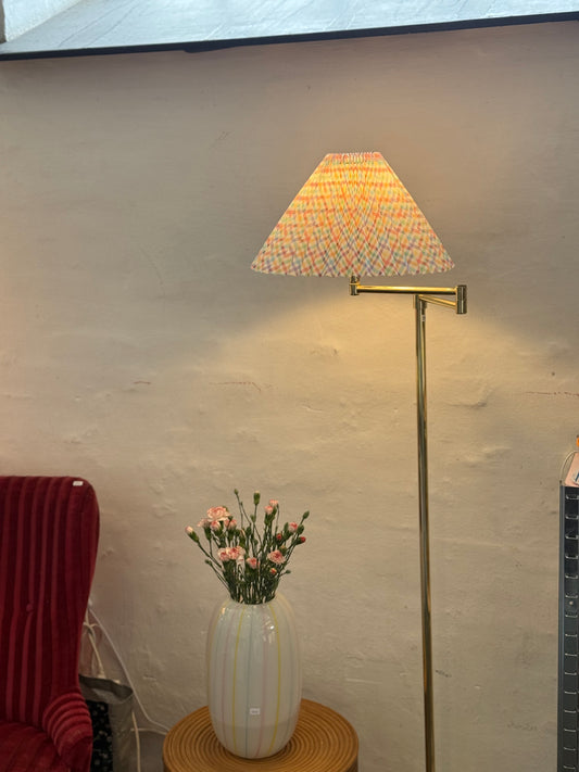 Standerlampe i messing med ternet skærm