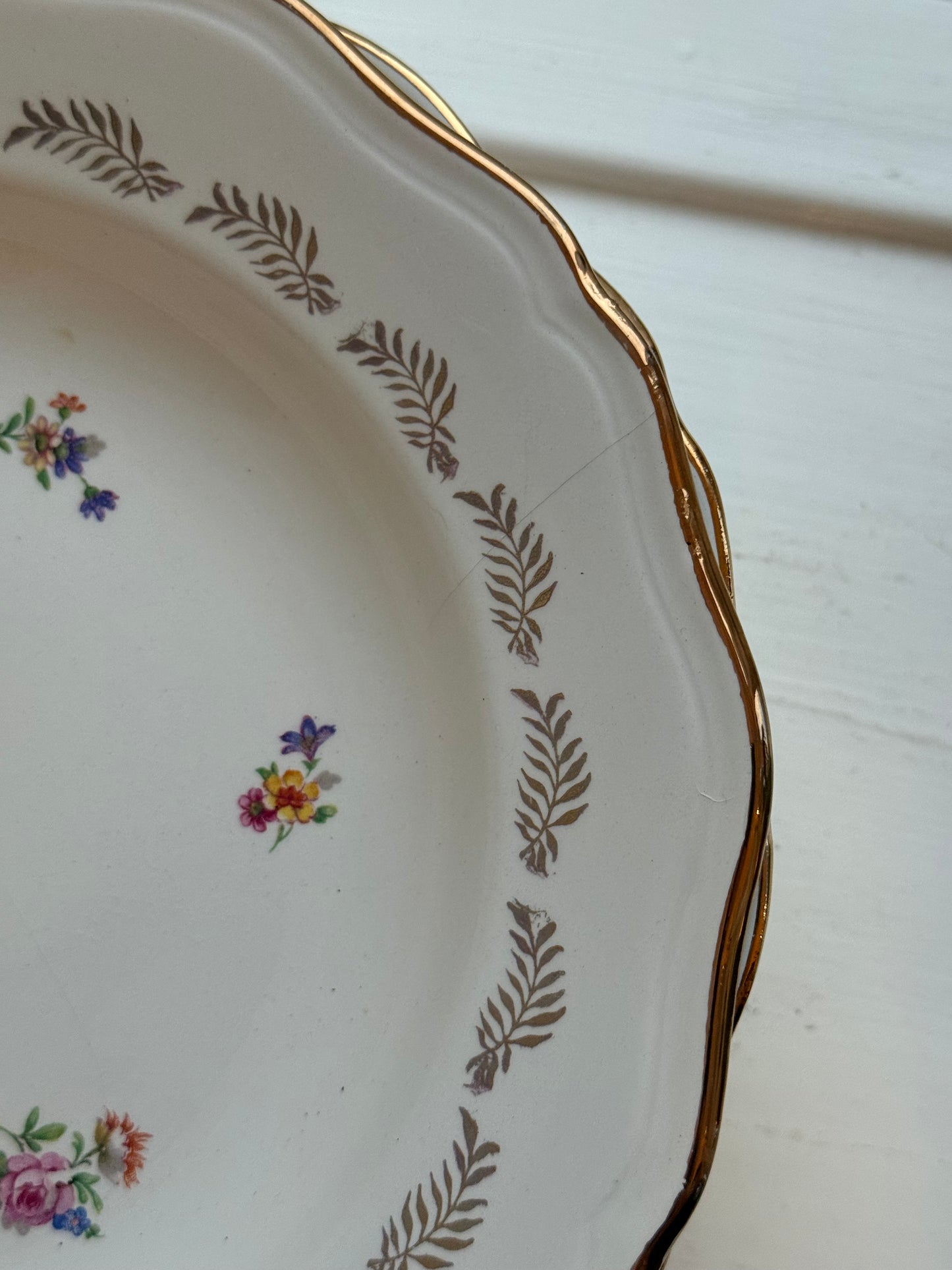 Sæt af 7 (8) dybe tallerkener med guldkant og blomster