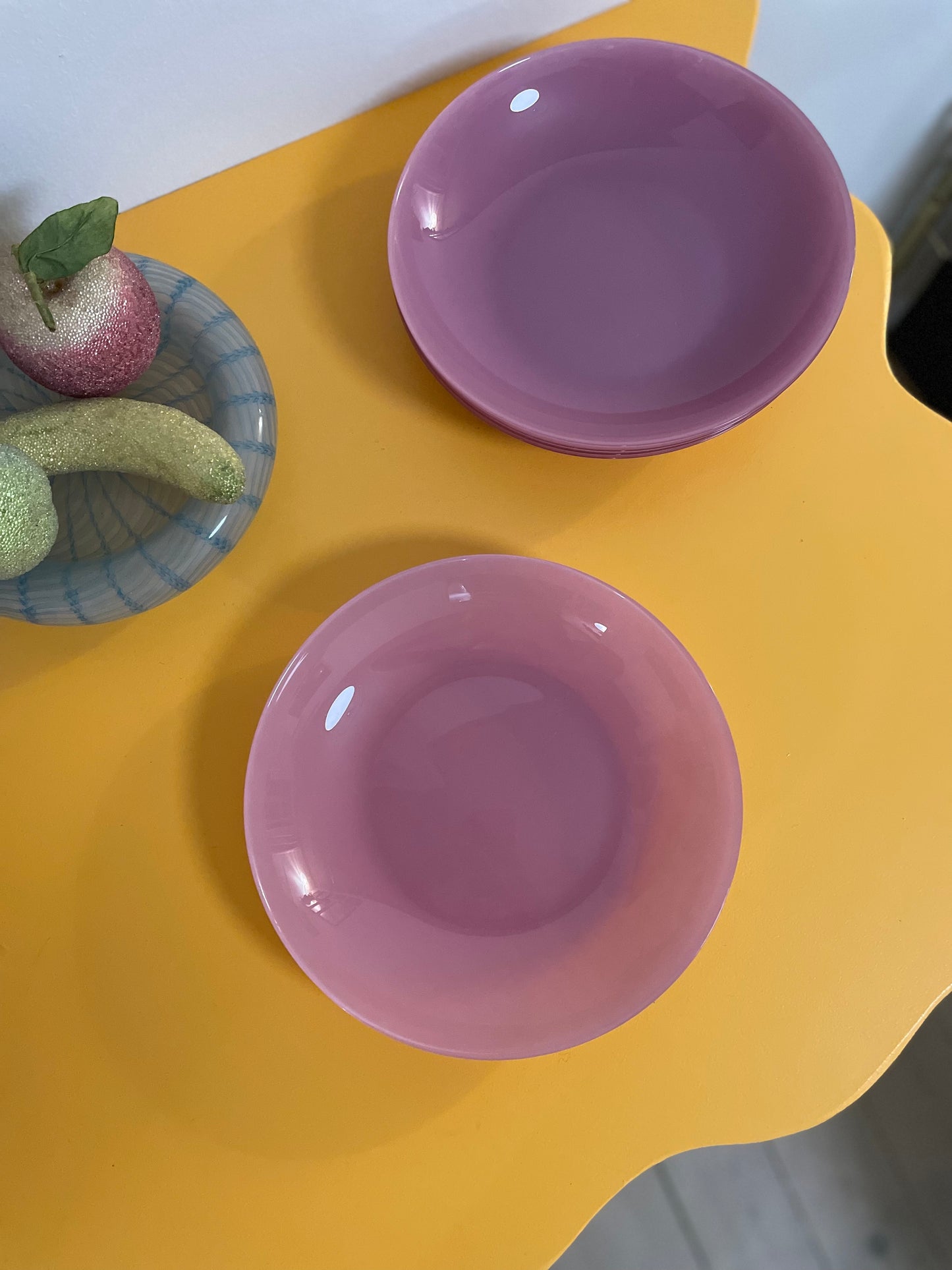 Lyserøde dybe tallerkener i glas