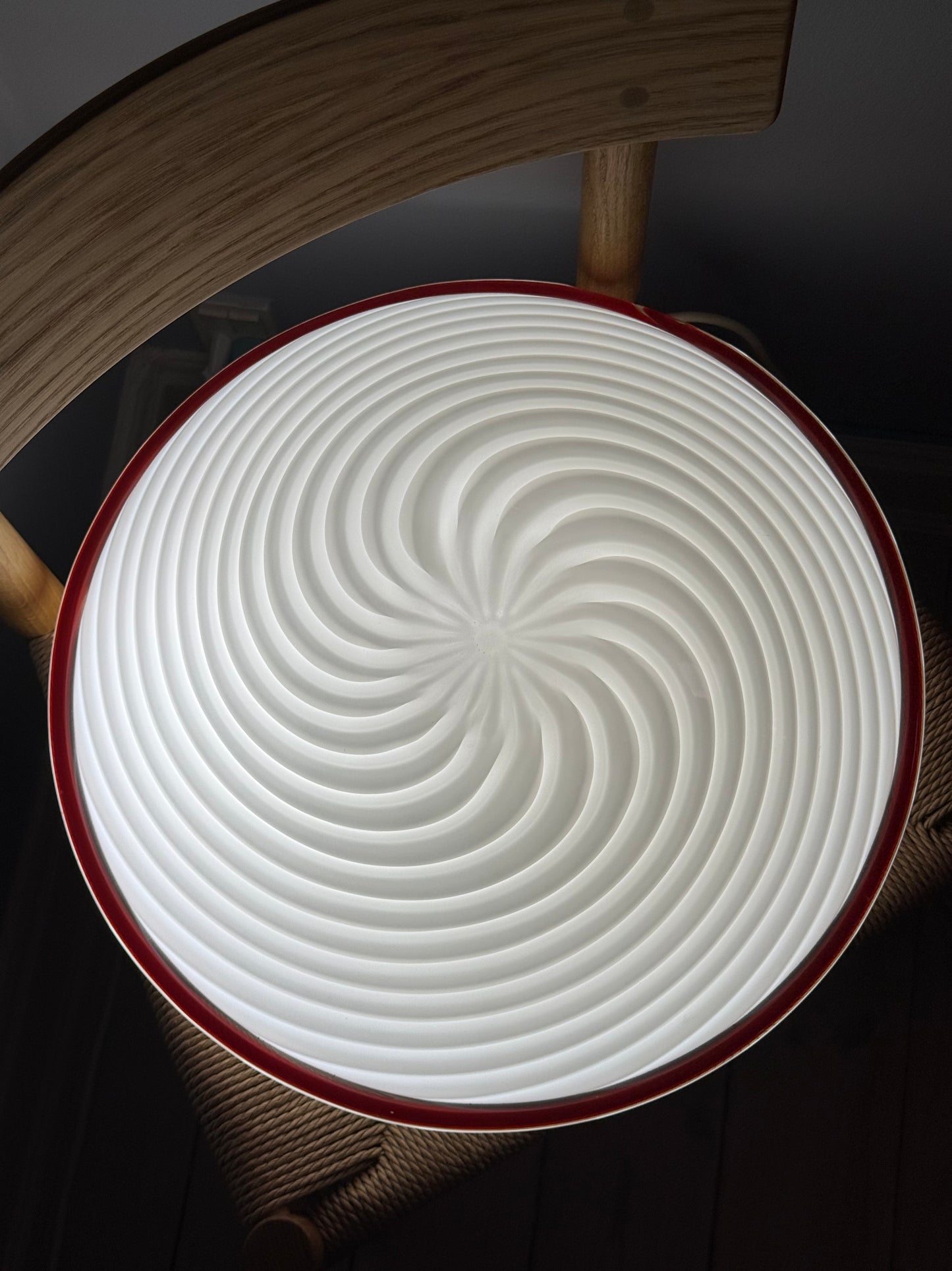 Vintage hvid vetri murano plafond med rød glaskant
